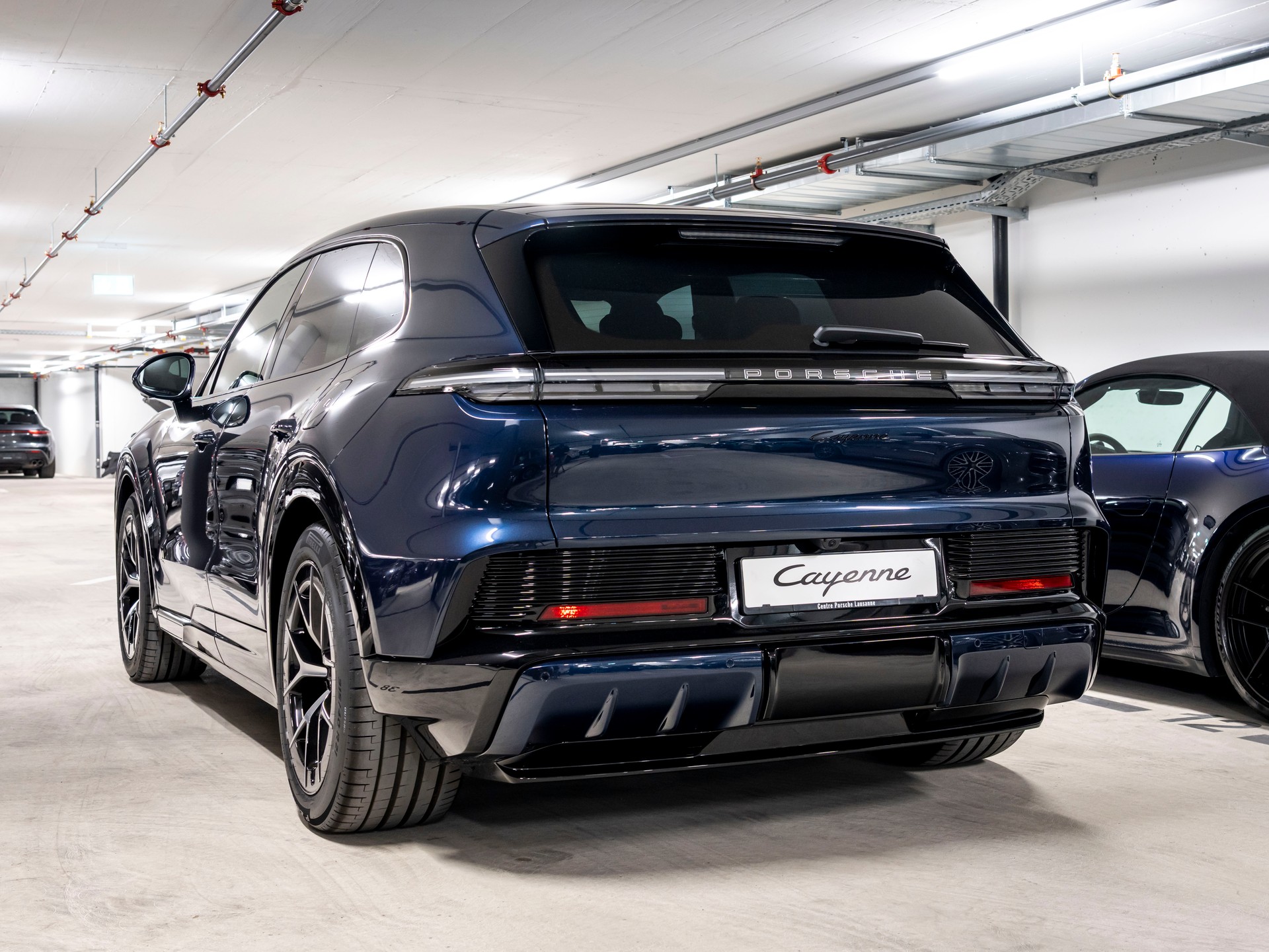 PORSCHE Cayenne S Electric 113 kWh-showroom-element-2