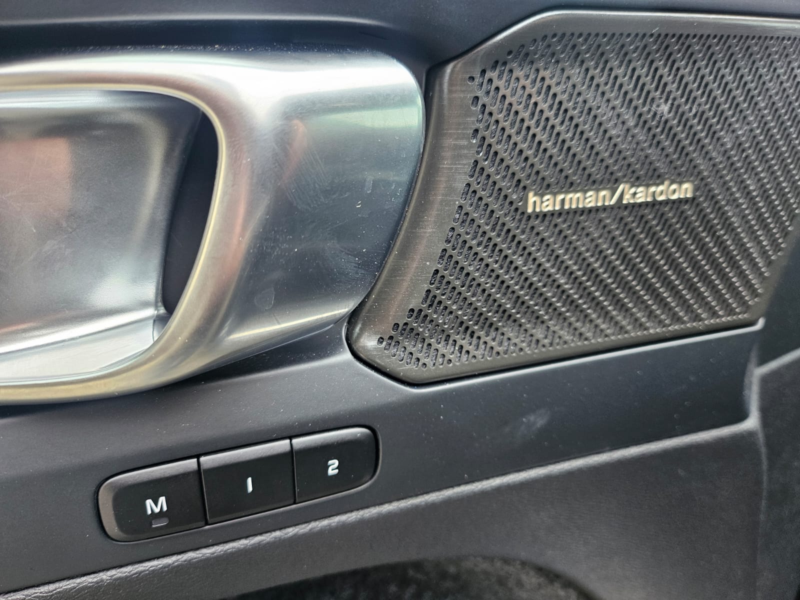 VOLVO XC40 B4 BENZIN MILD HYBRID "ULTRA BLACK EDITION" DCT CH WAGEN.-image-24