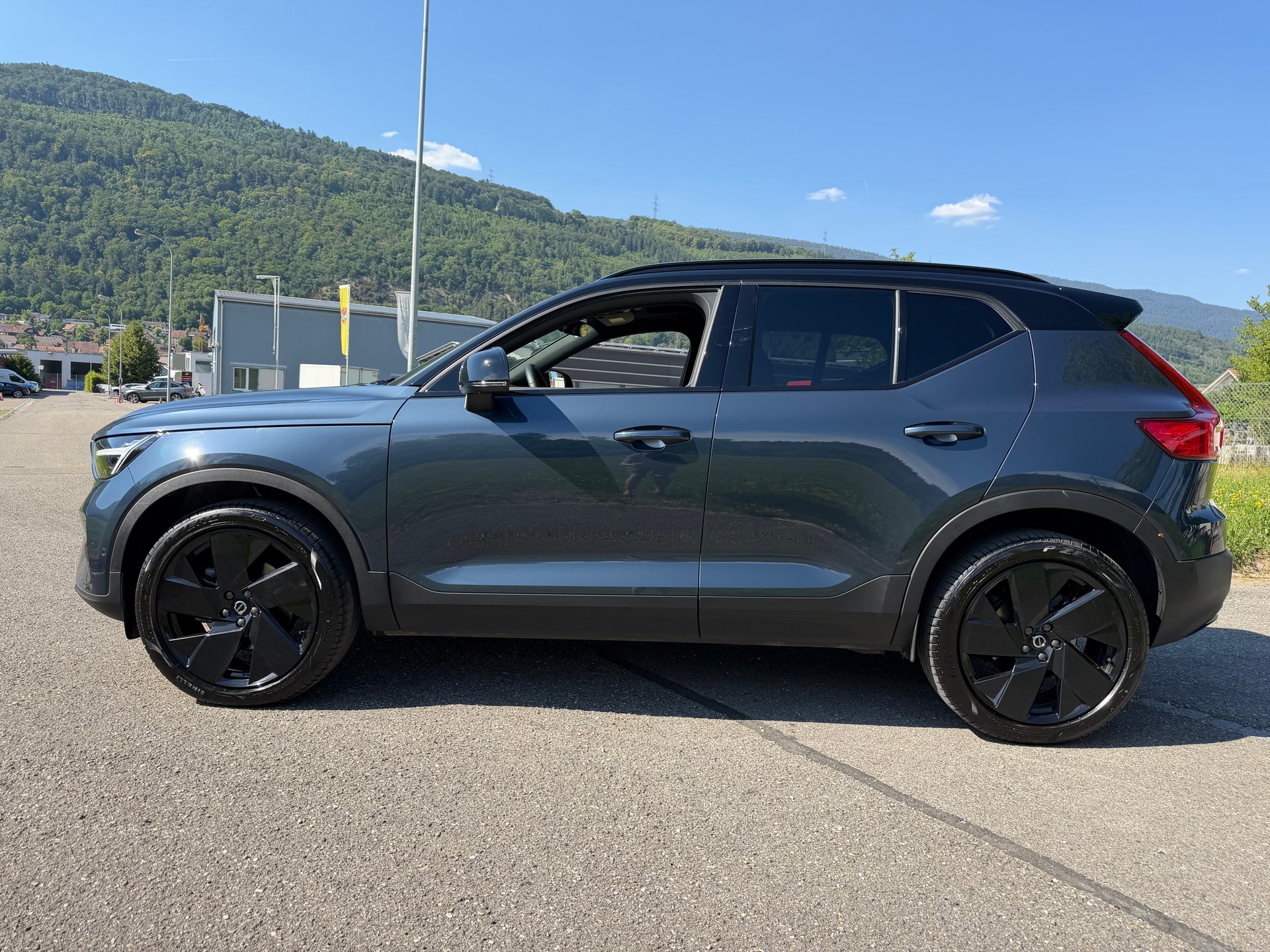 VOLVO XC40 B4 BENZIN MILD HYBRID "ULTRA BLACK EDITION" DCT CH WAGEN.-showroom-element-2