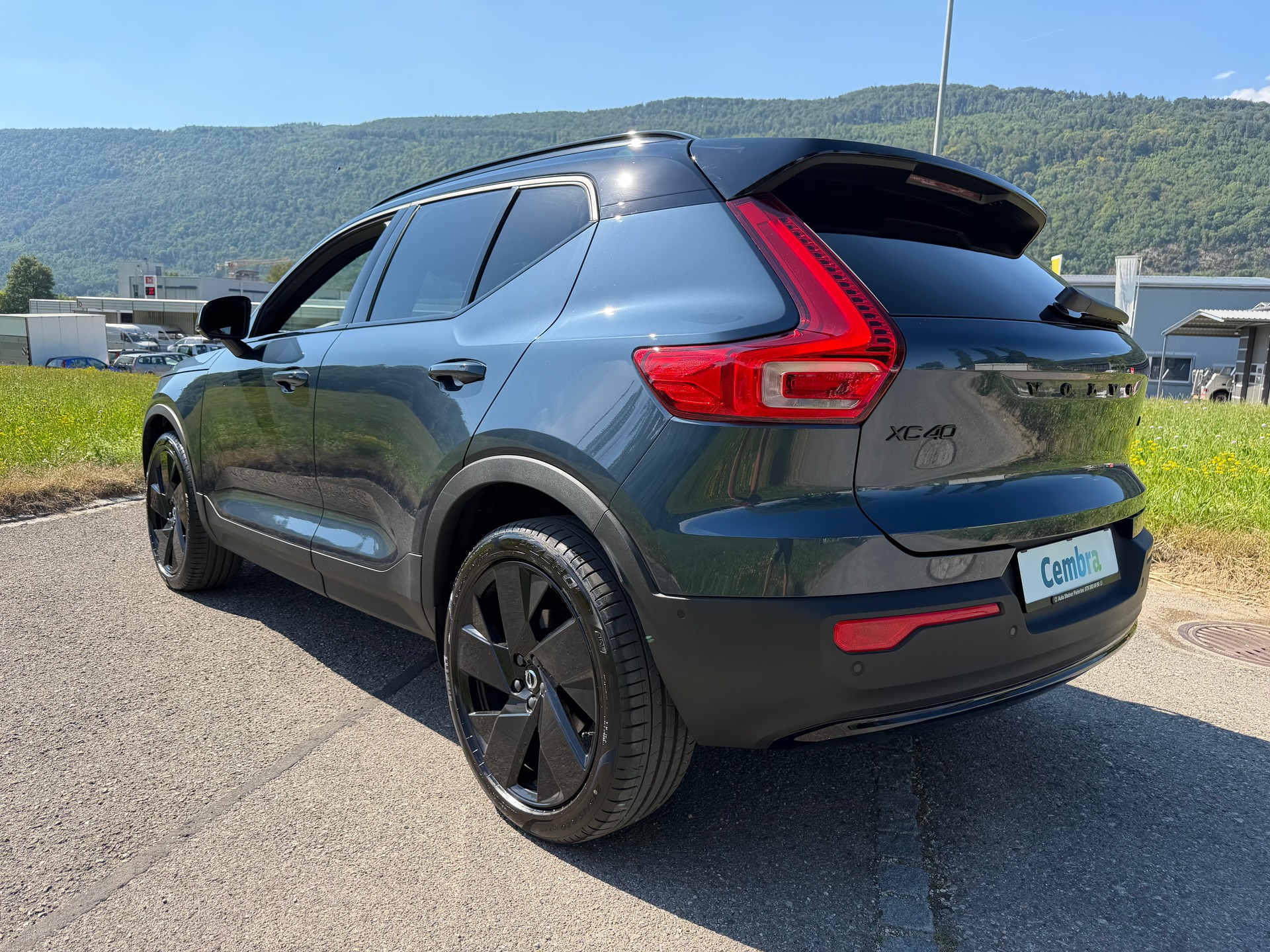 VOLVO XC40 B4 BENZIN MILD HYBRID "ULTRA BLACK EDITION" DCT CH WAGEN.-image-18