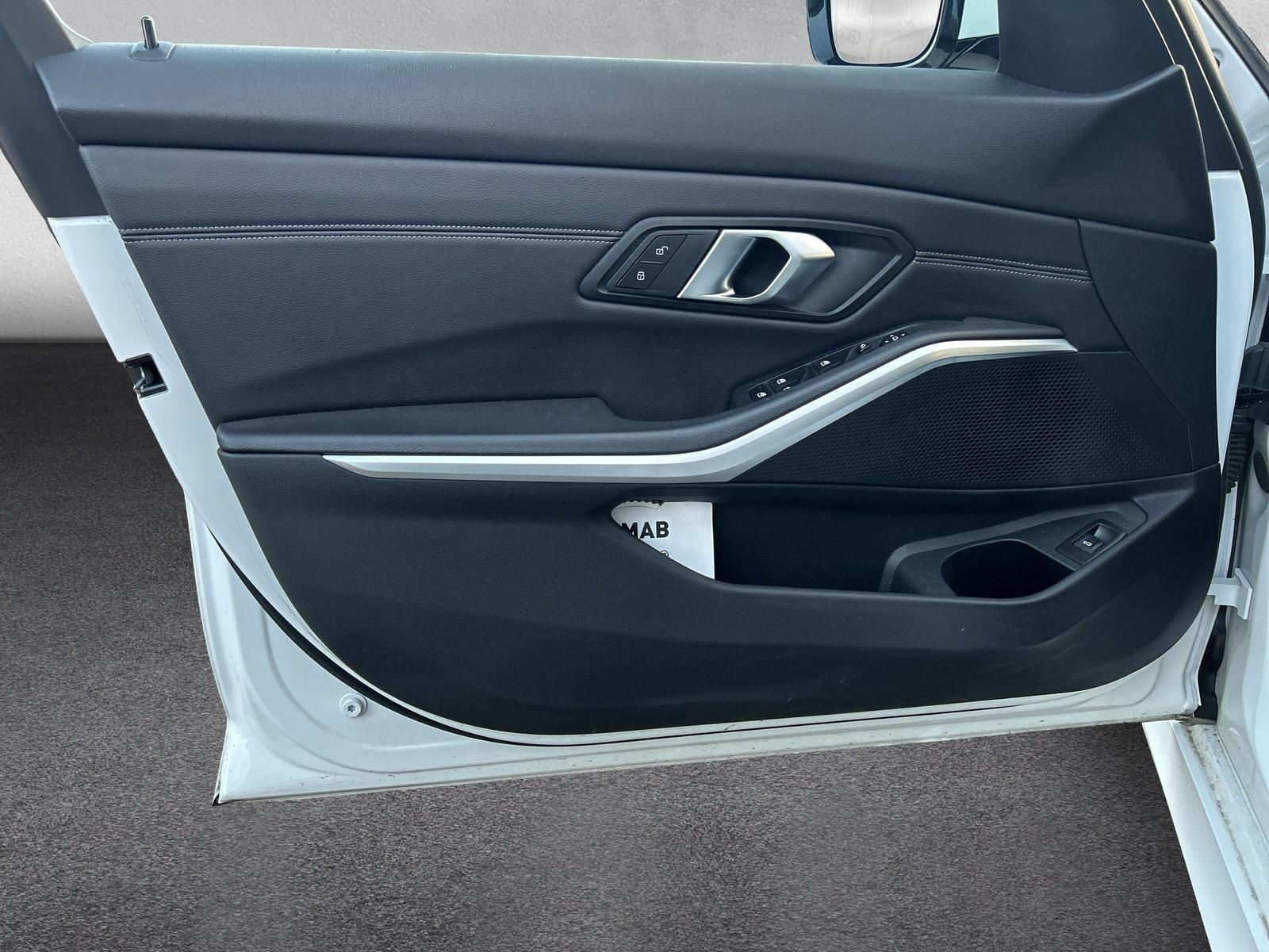 BMW 330d xDrive Touring-image-16