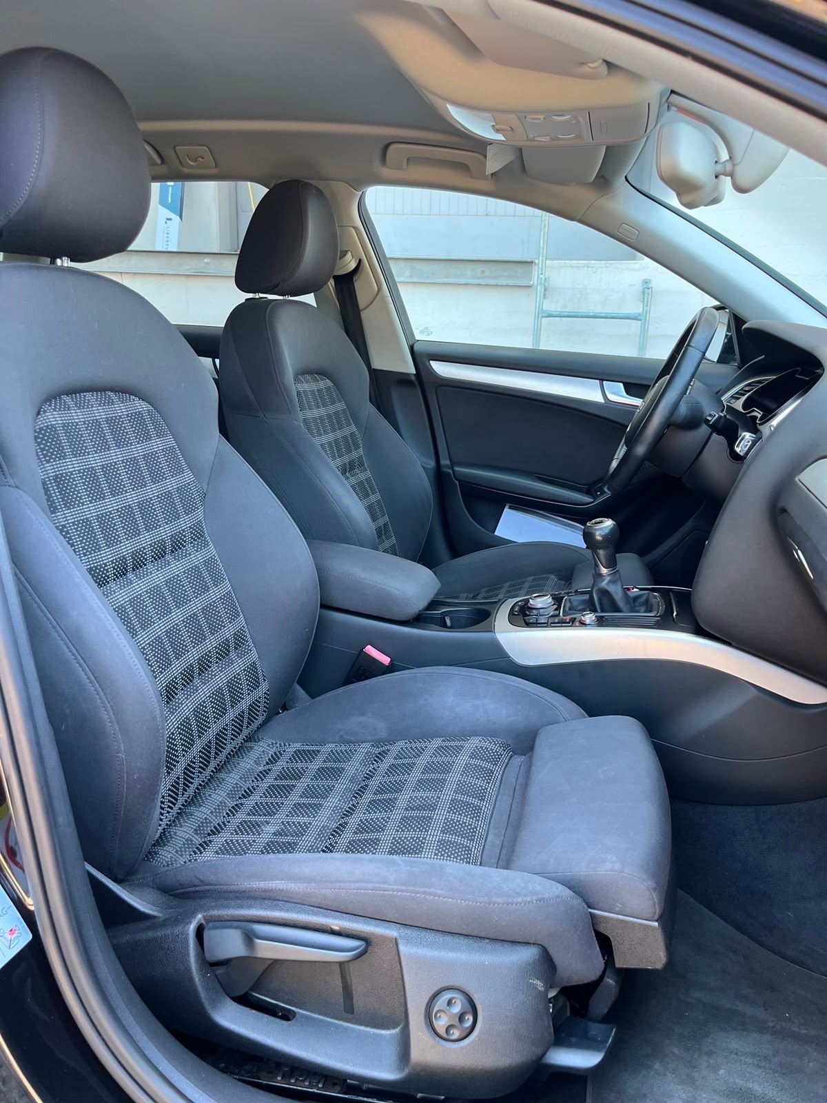 AUDI A4 Avant 2.0 TDI quattro-image-14