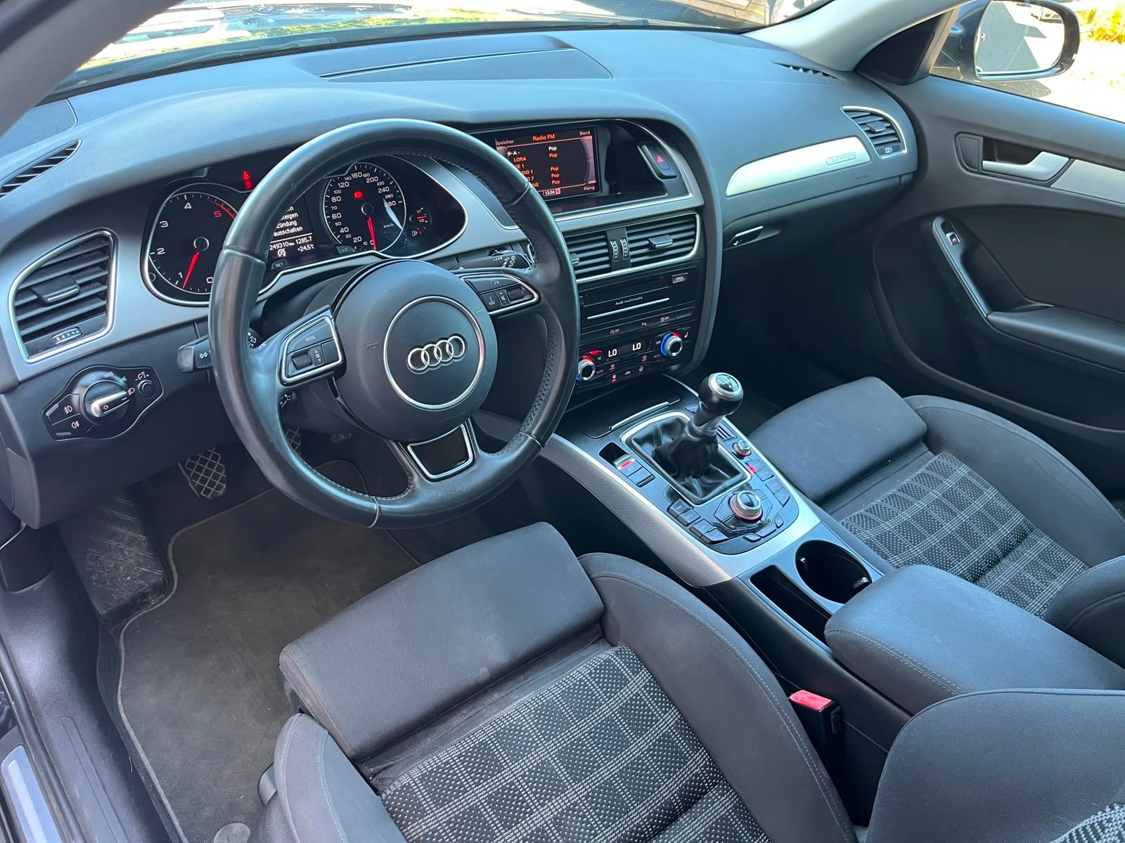 AUDI A4 Avant 2.0 TDI quattro-image-10