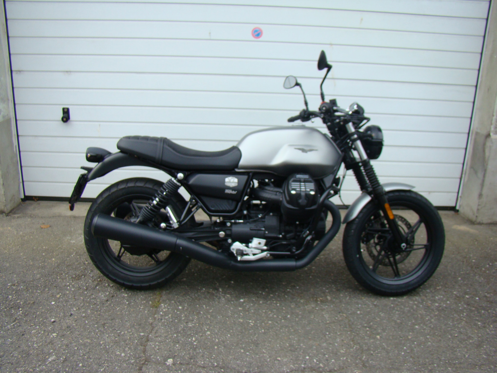 MOTO GUZZI V7 850 Stone-image-2