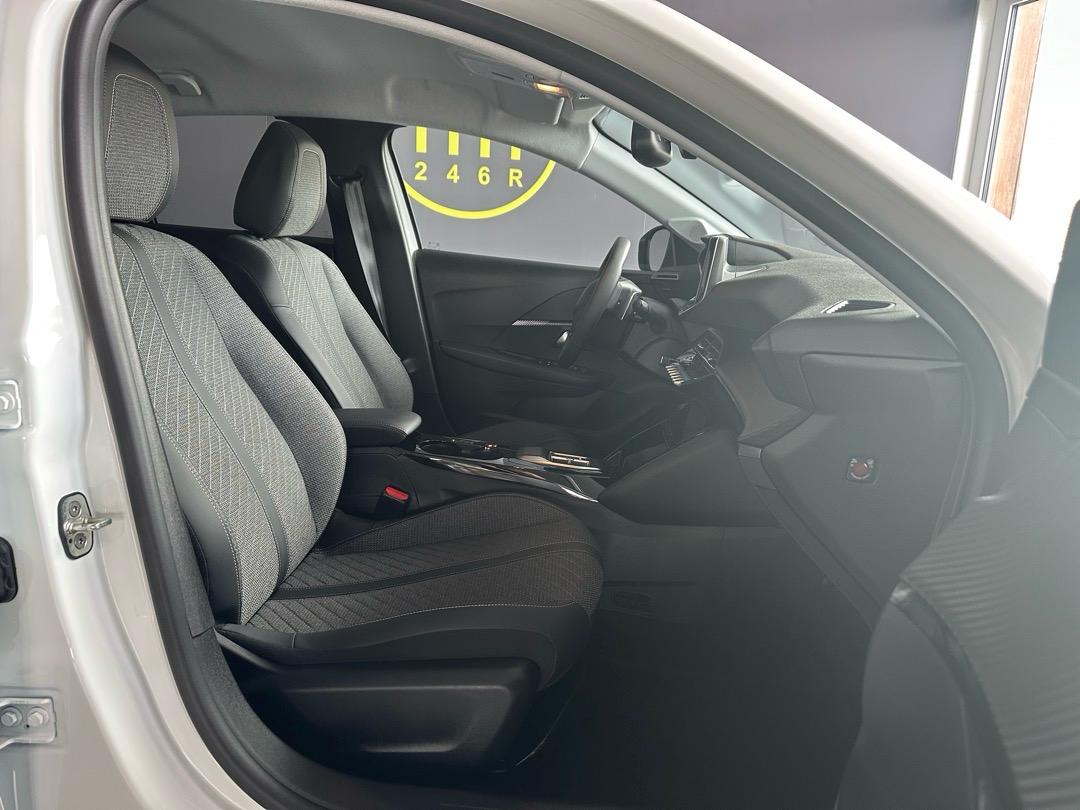 PEUGEOT 208 1.2 MHEV 110 Allure-image-9