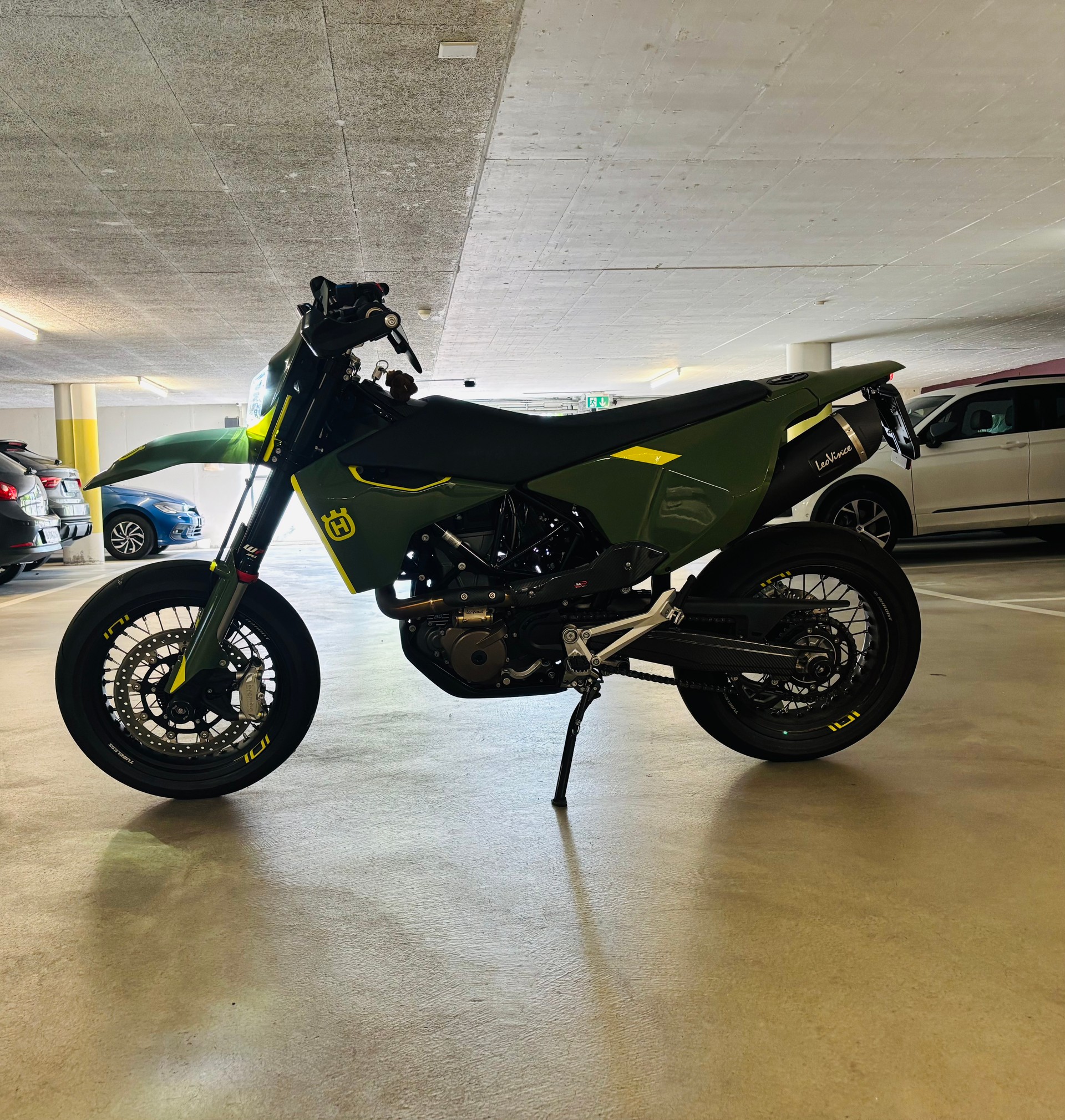 HUSQVARNA 701 Supermoto-image-9