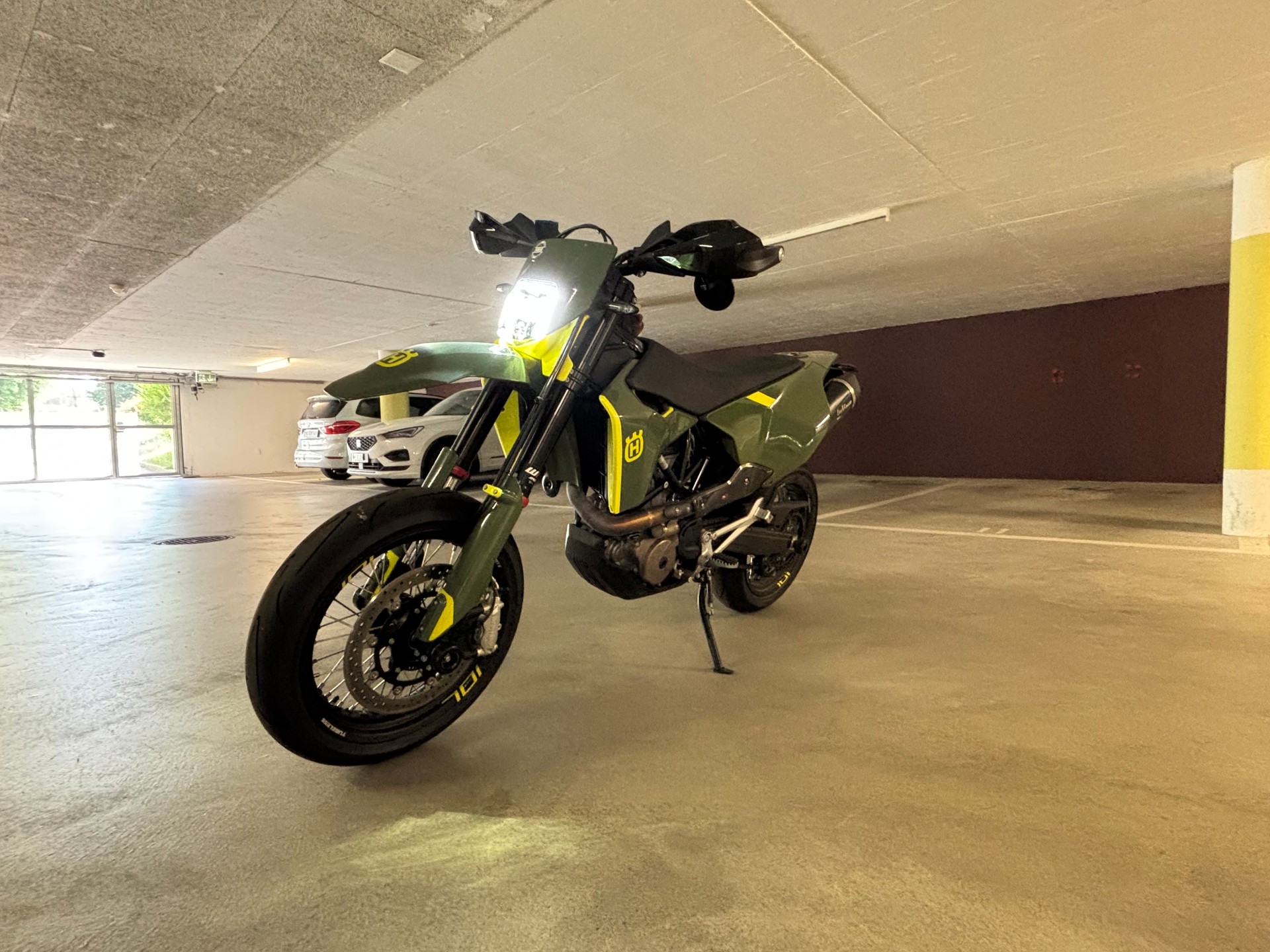 HUSQVARNA 701 Supermoto-image-2