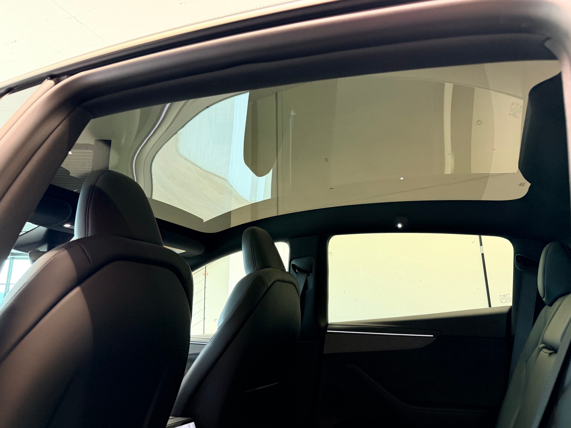 TESLA Model Y Long Range Premium AWD-image-15