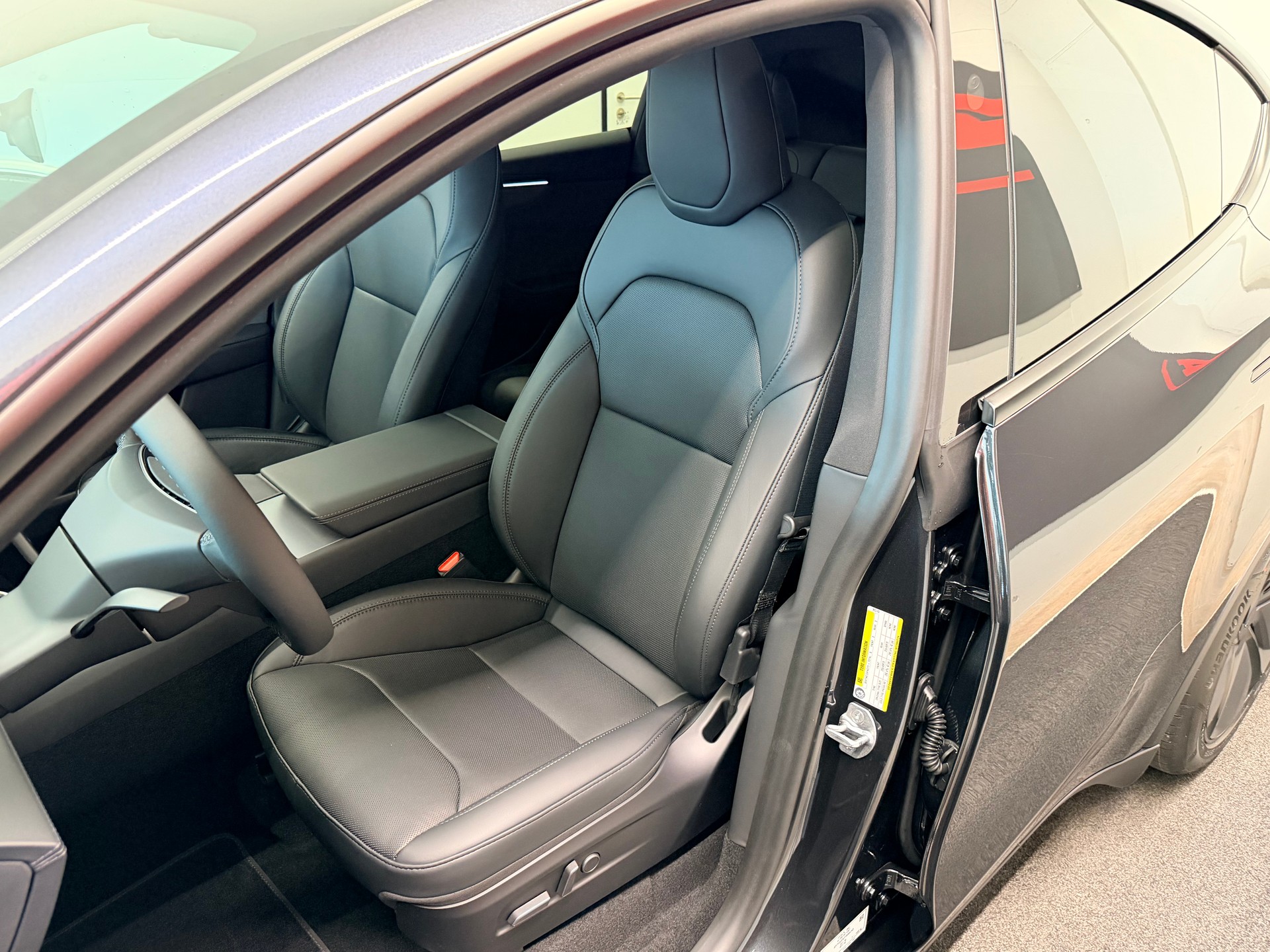 TESLA Model Y Long Range Premium AWD-image-13