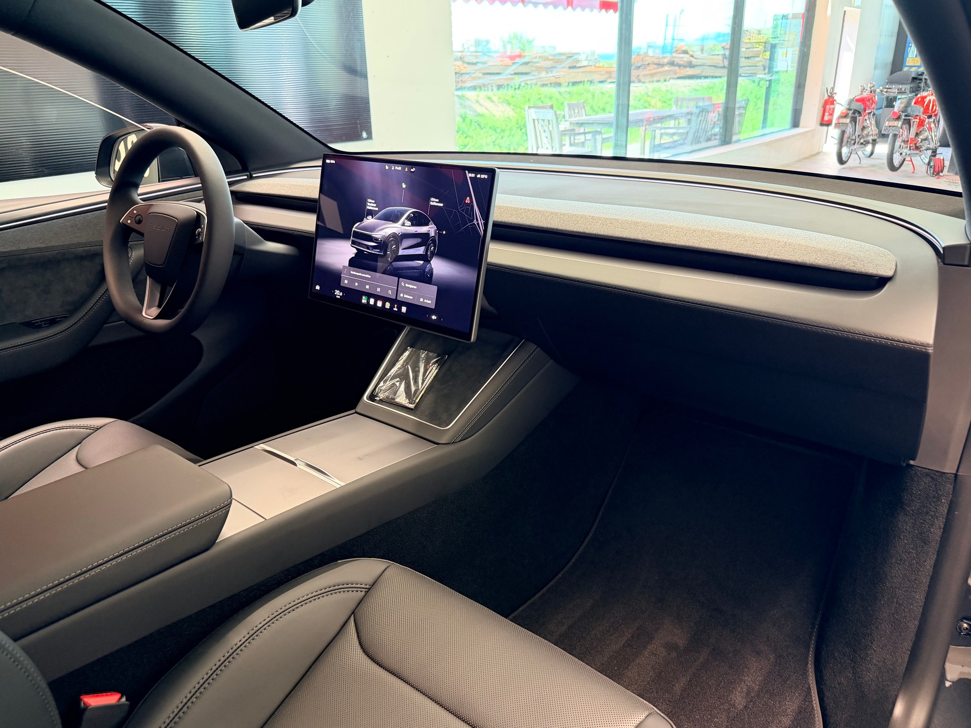 TESLA Model Y Long Range Premium AWD-image-19