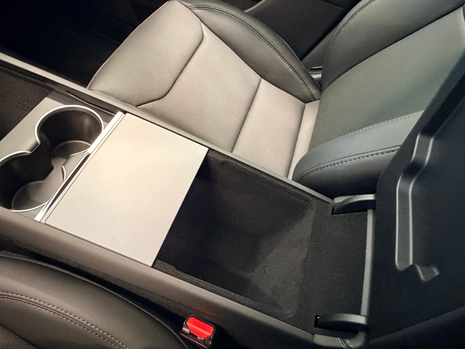 TESLA Model Y Long Range Premium AWD-image-28