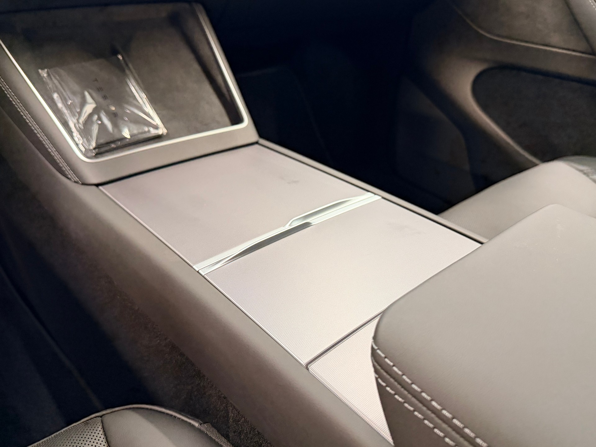 TESLA Model Y Long Range Premium AWD-image-23