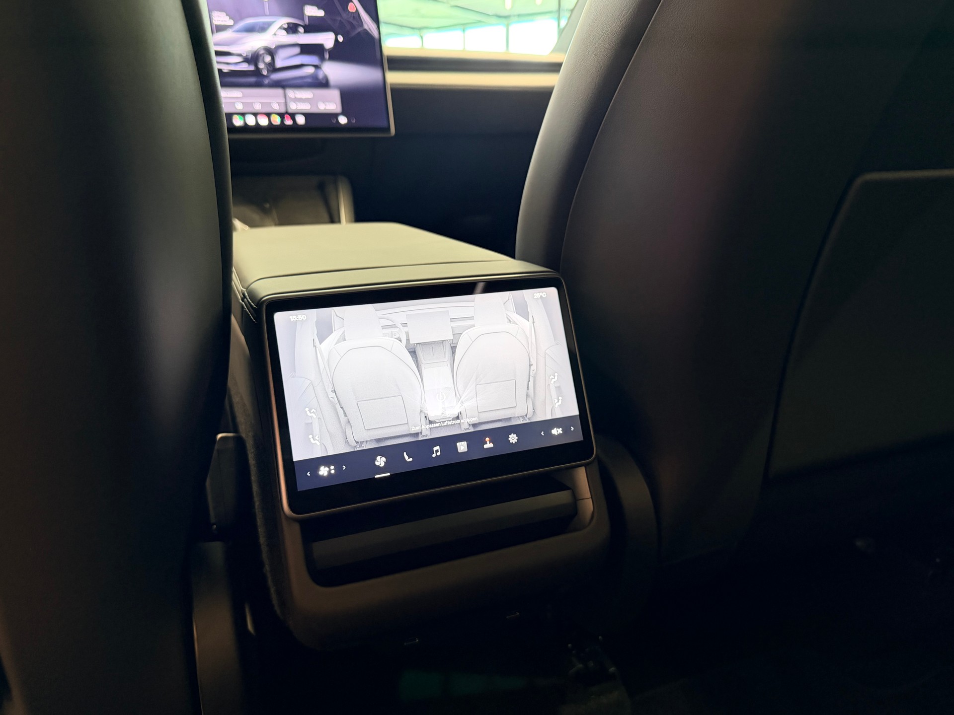 TESLA Model Y Long Range Premium AWD-image-17