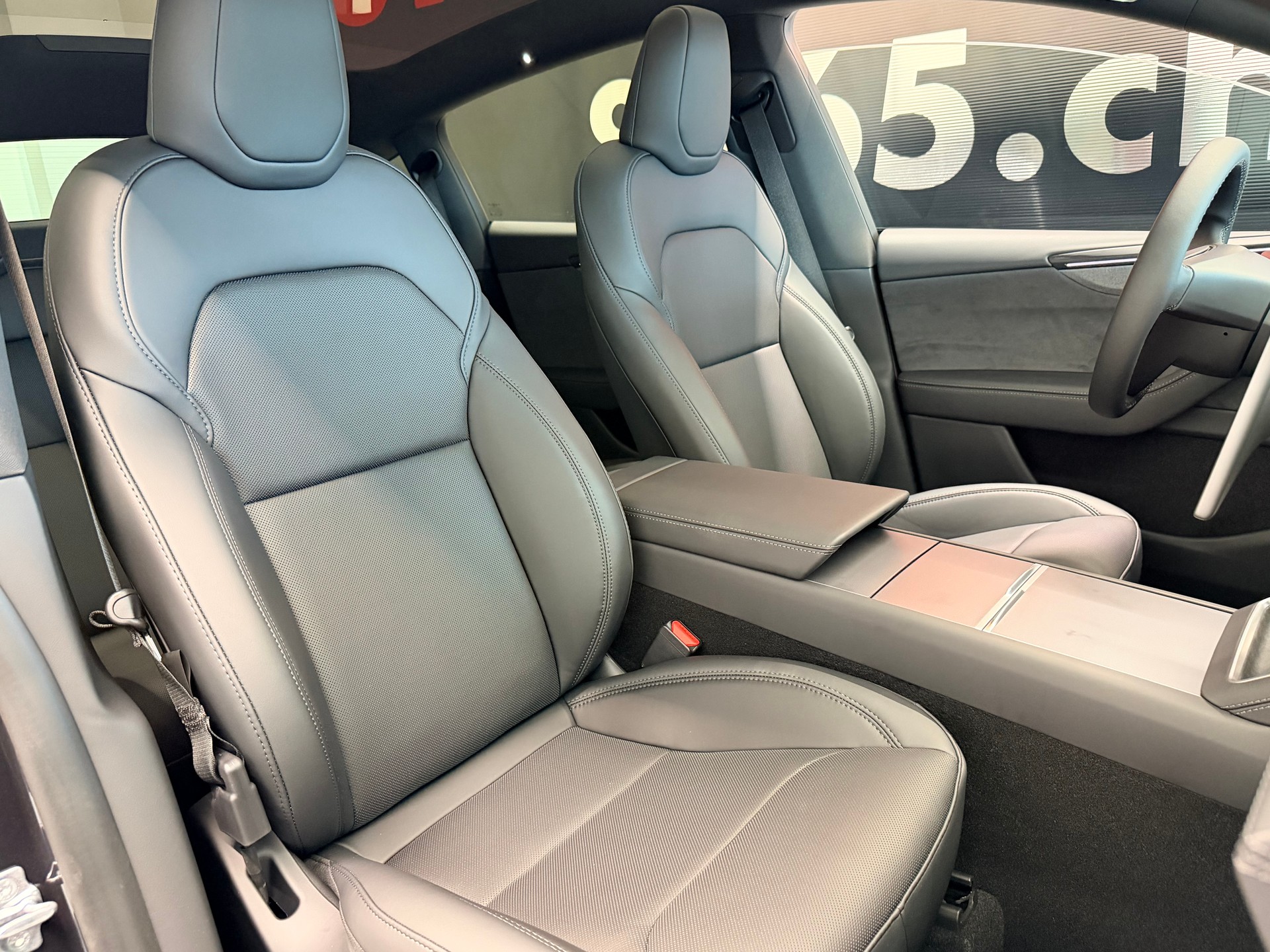 TESLA Model Y Long Range Premium AWD-image-22