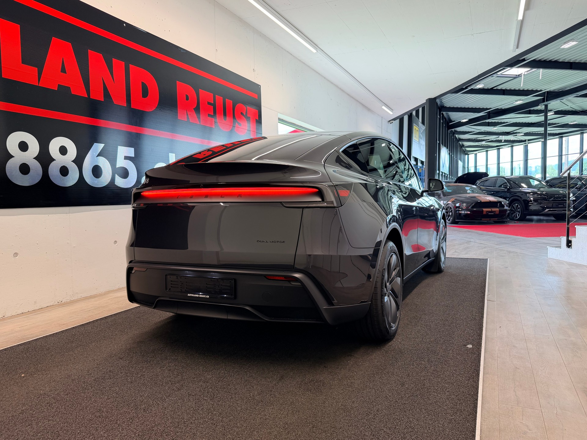 TESLA Model Y Long Range Premium AWD-image-5