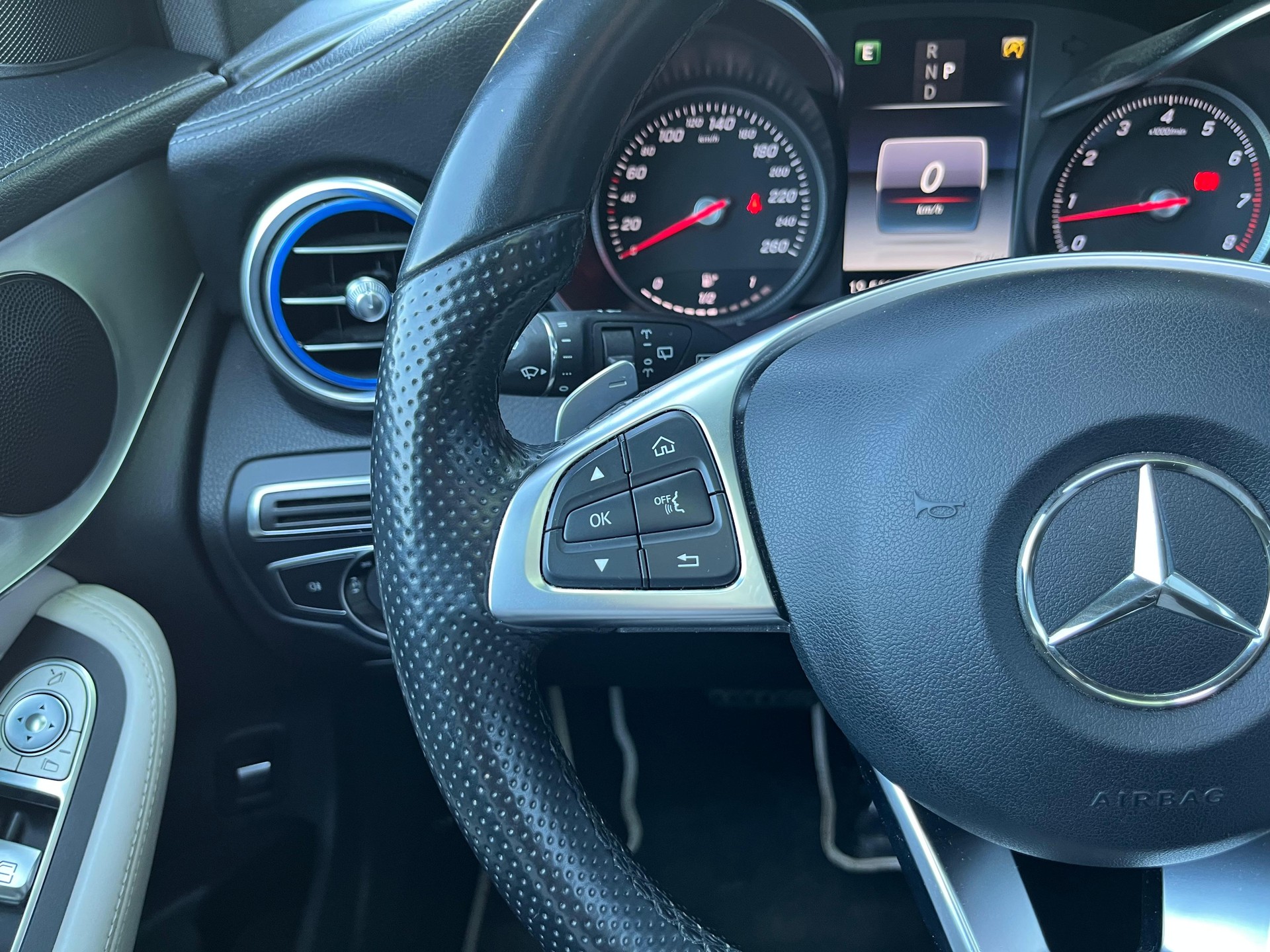 MERCEDES-BENZ GLC 250 AMG Line 4Matic 9G-Tronic-image-20