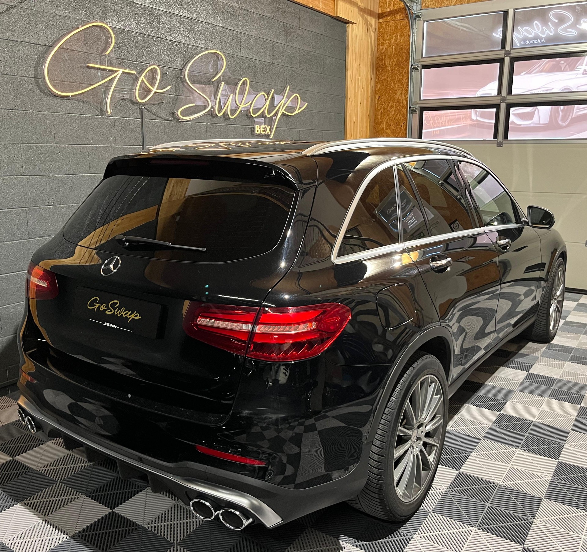 MERCEDES-BENZ GLC 250 AMG Line 4Matic 9G-Tronic-showroom-element-3