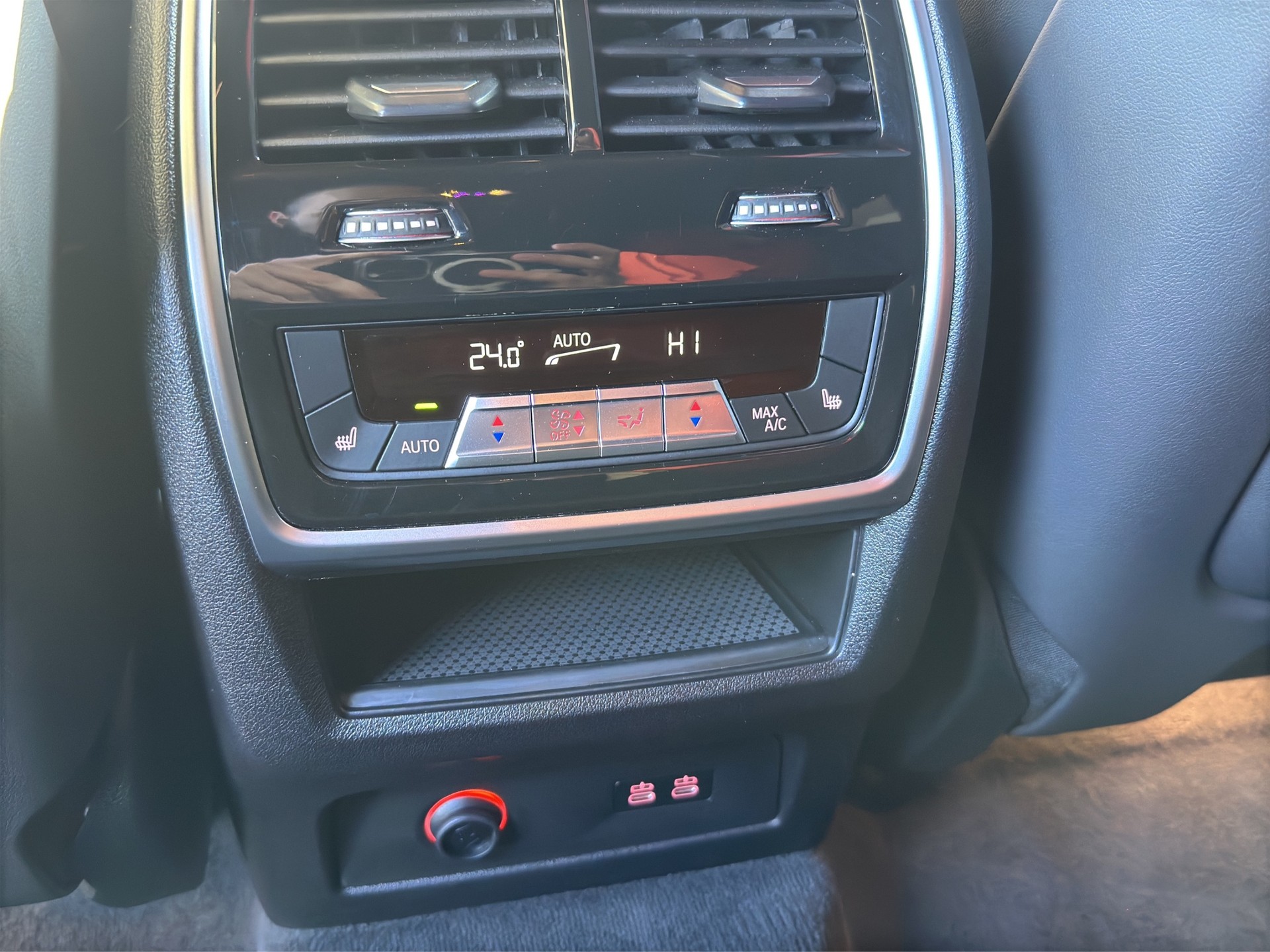 BMW XM xDrive PHEV Label (CH) INDIVIDUAL M Driver's Package-image-24