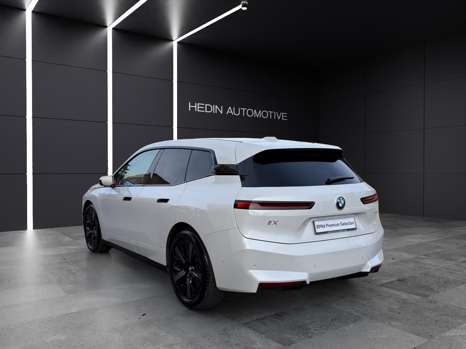 BMW iX I20 xDrive45-showroom-element-2