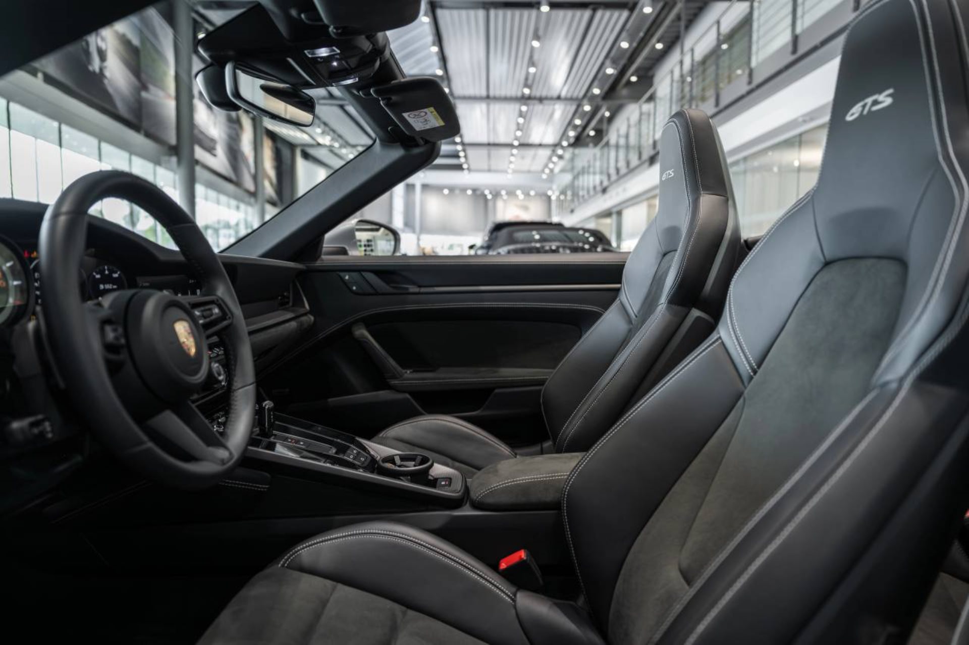 PORSCHE 911 Carrera 4 GTS Cabriolet-showroom-element-3