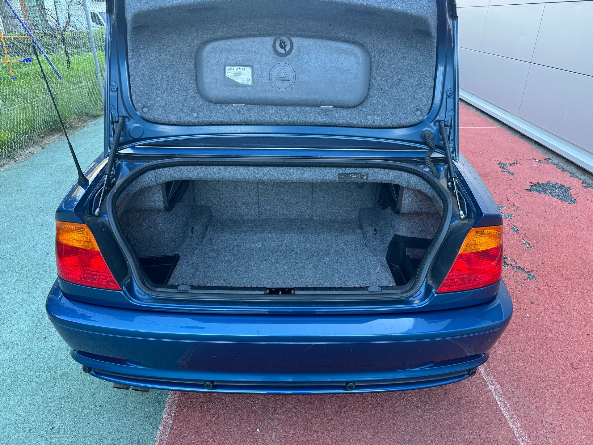 BMW 323Ci Cabriolet-image-11