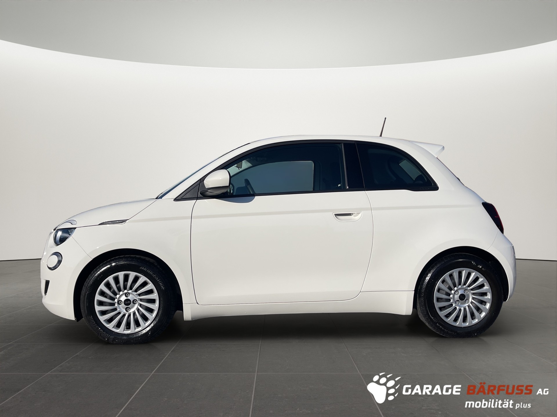 FIAT 500 Action-showroom-element-1