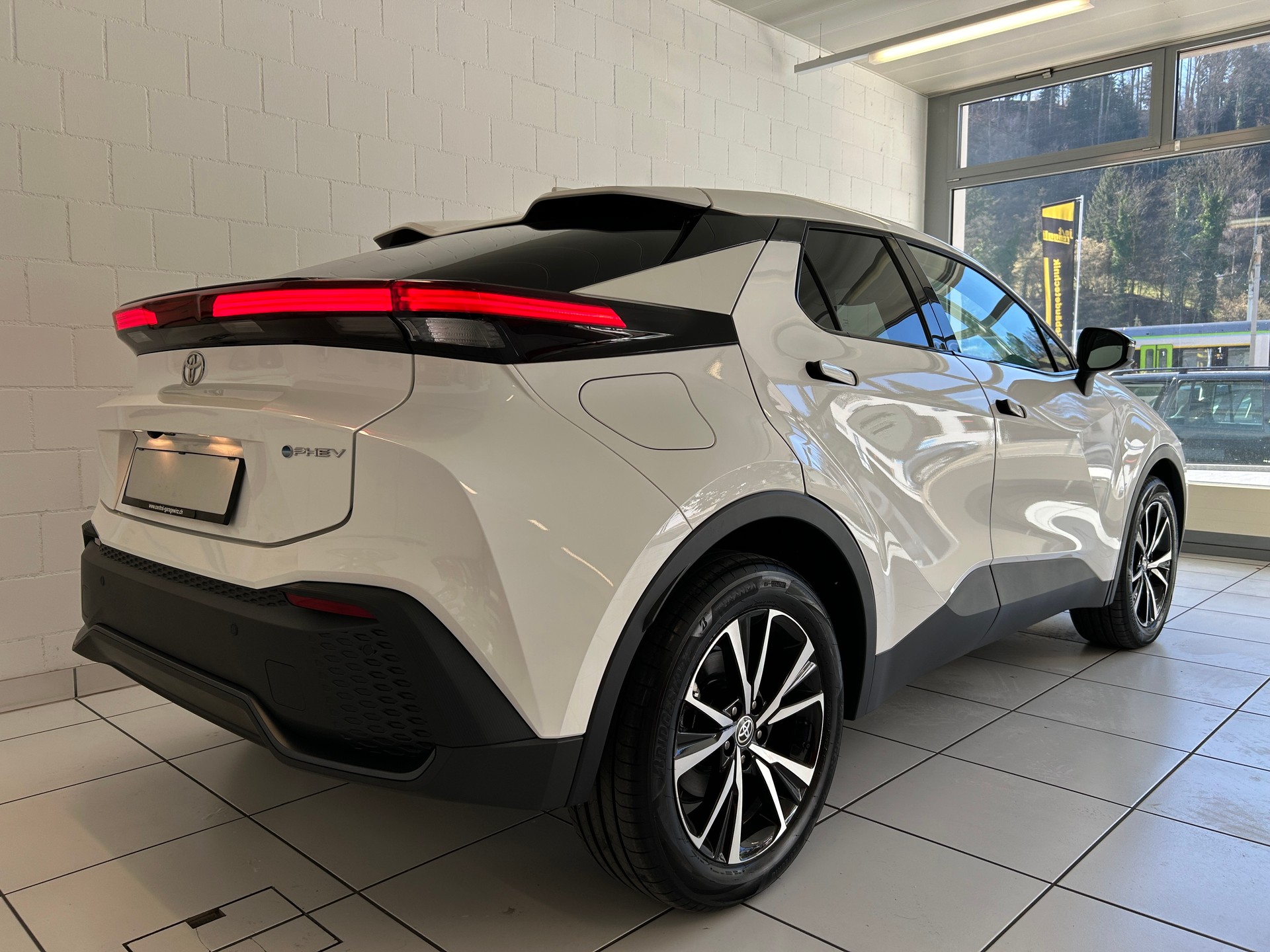 TOYOTA C-HR 2.0 PHEV CVT Trend-image-3