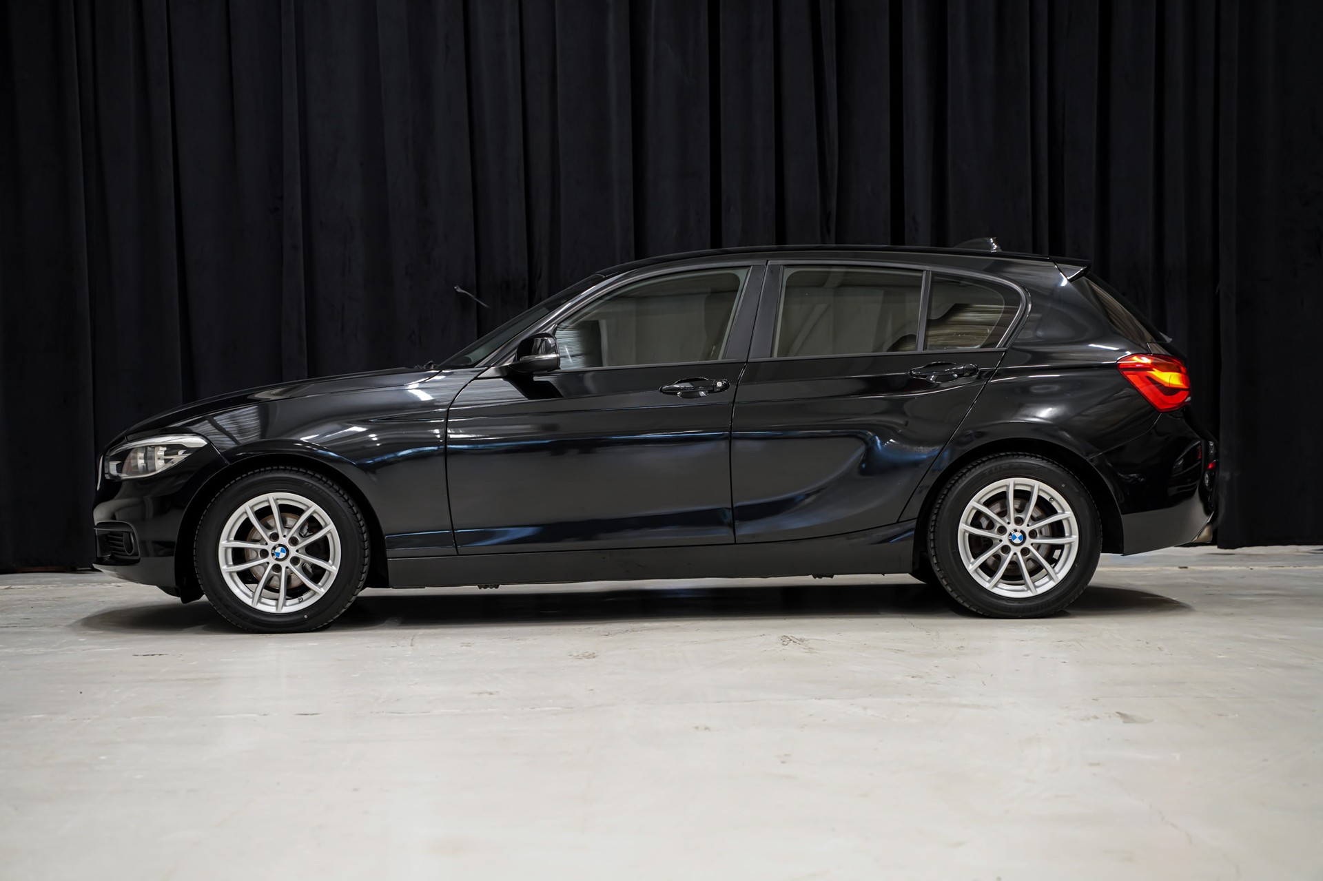 BMW 118i Urban Line-showroom-element-3