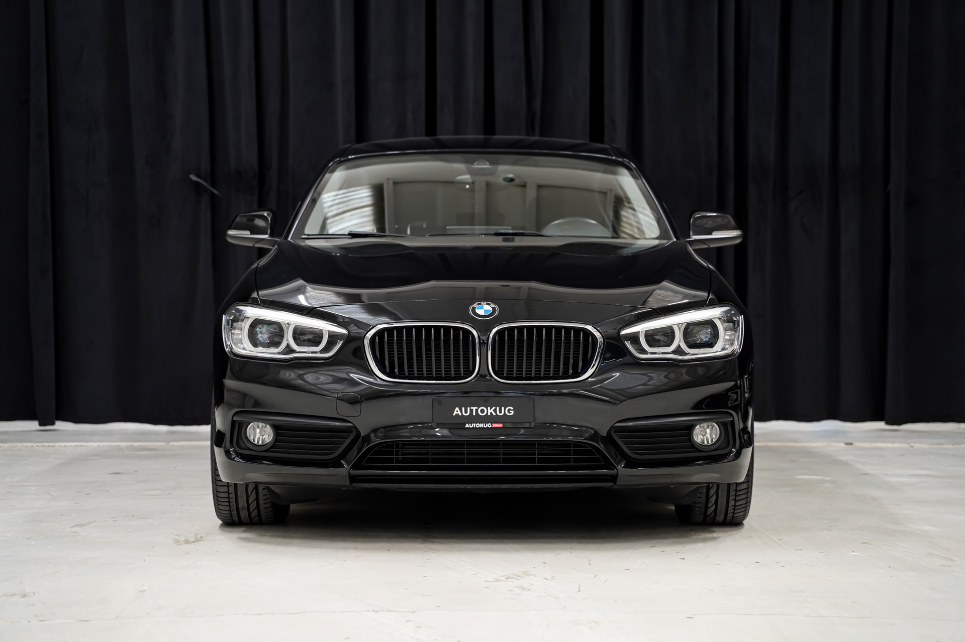 BMW 118i Urban Line-showroom-element-1