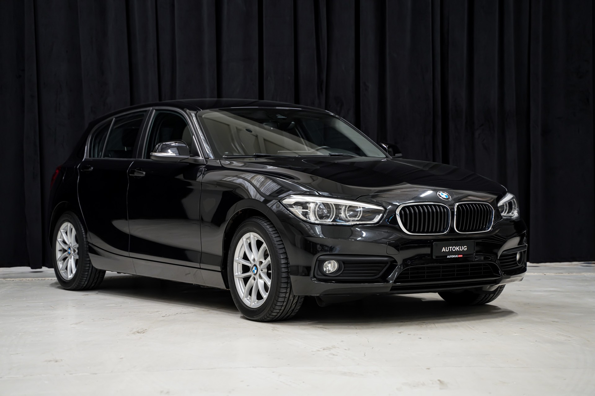 BMW 118i Urban Line-showroom-element-2