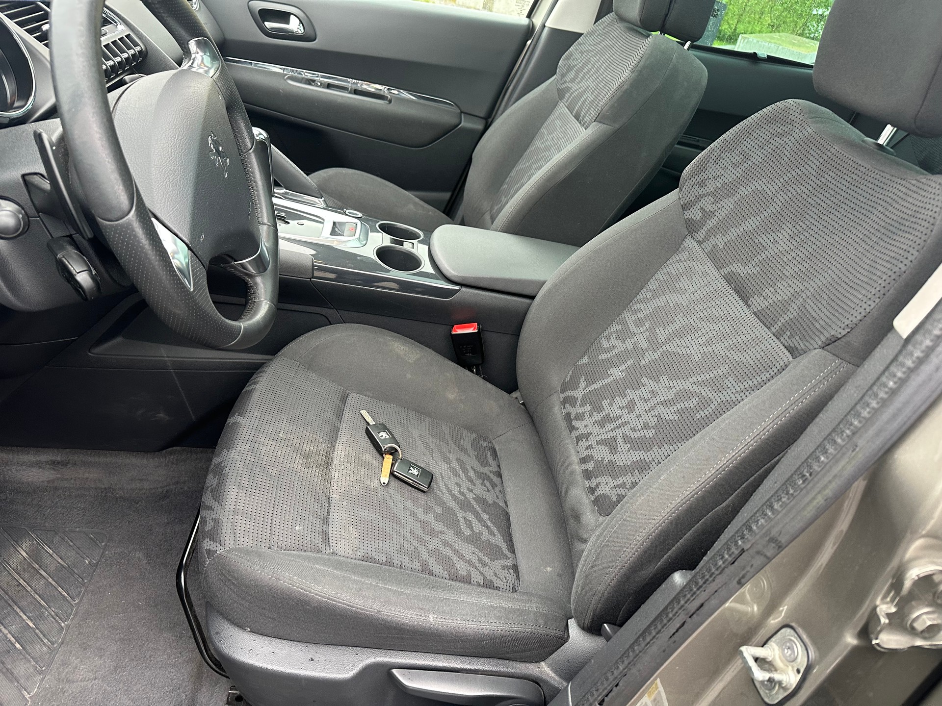 PEUGEOT 3008 1.6 HDI Swiss Edition EGS6-image-6