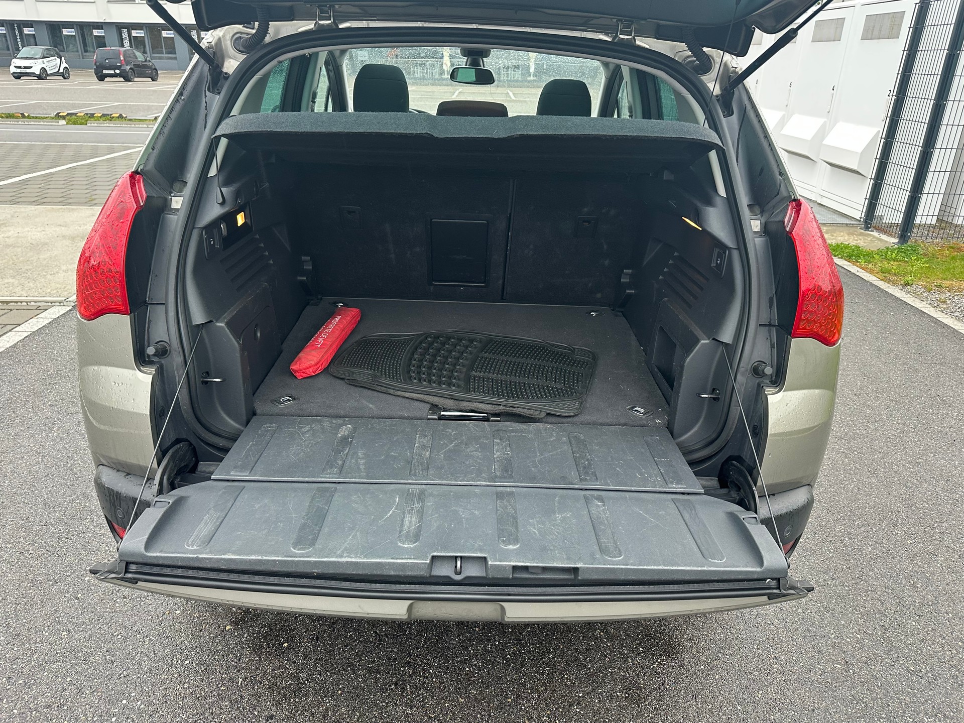 PEUGEOT 3008 1.6 HDI Swiss Edition EGS6-image-13
