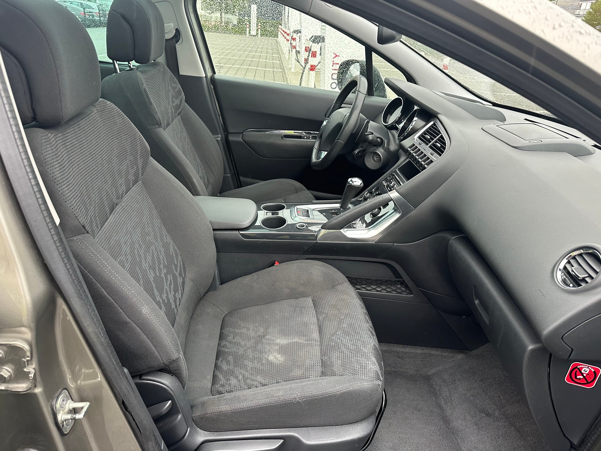 PEUGEOT 3008 1.6 HDI Swiss Edition EGS6-image-10