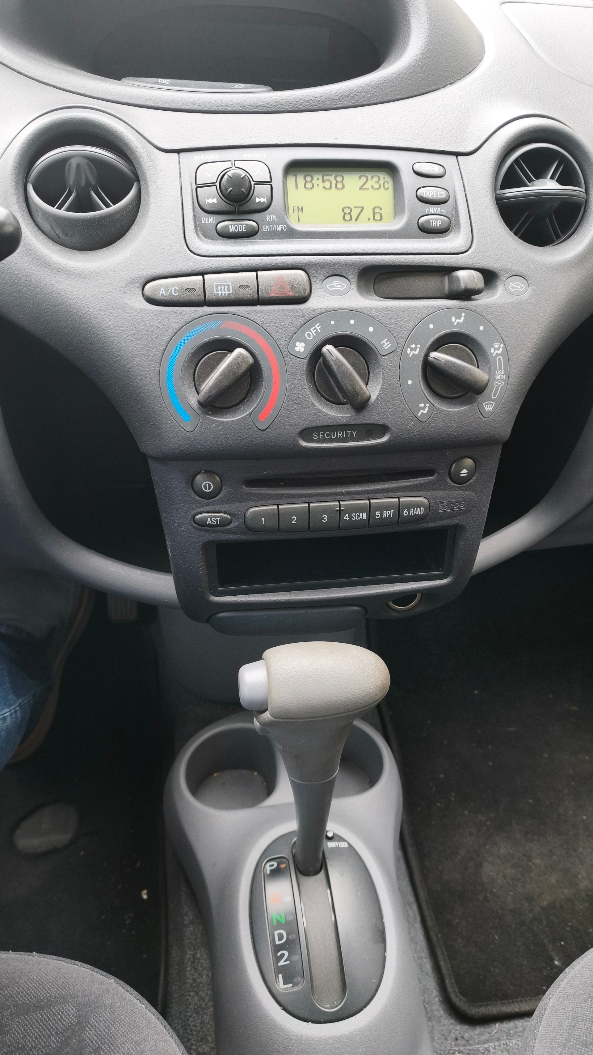TOYOTA Yaris 1.3 Linea Sol-image-6