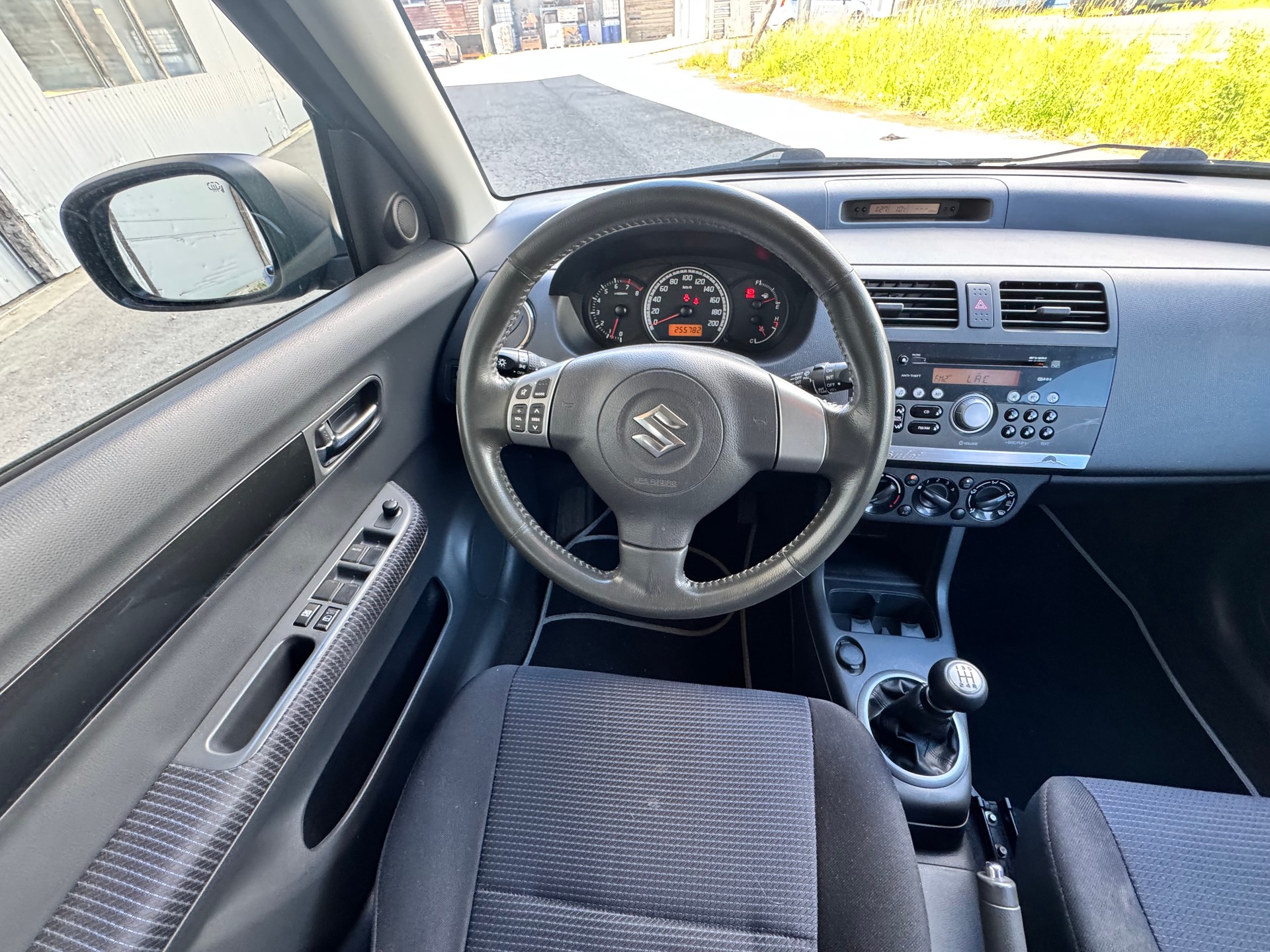 SUZUKI Swift 1.3i 16V GL Top Piz Sulai LE 4x4-image-7