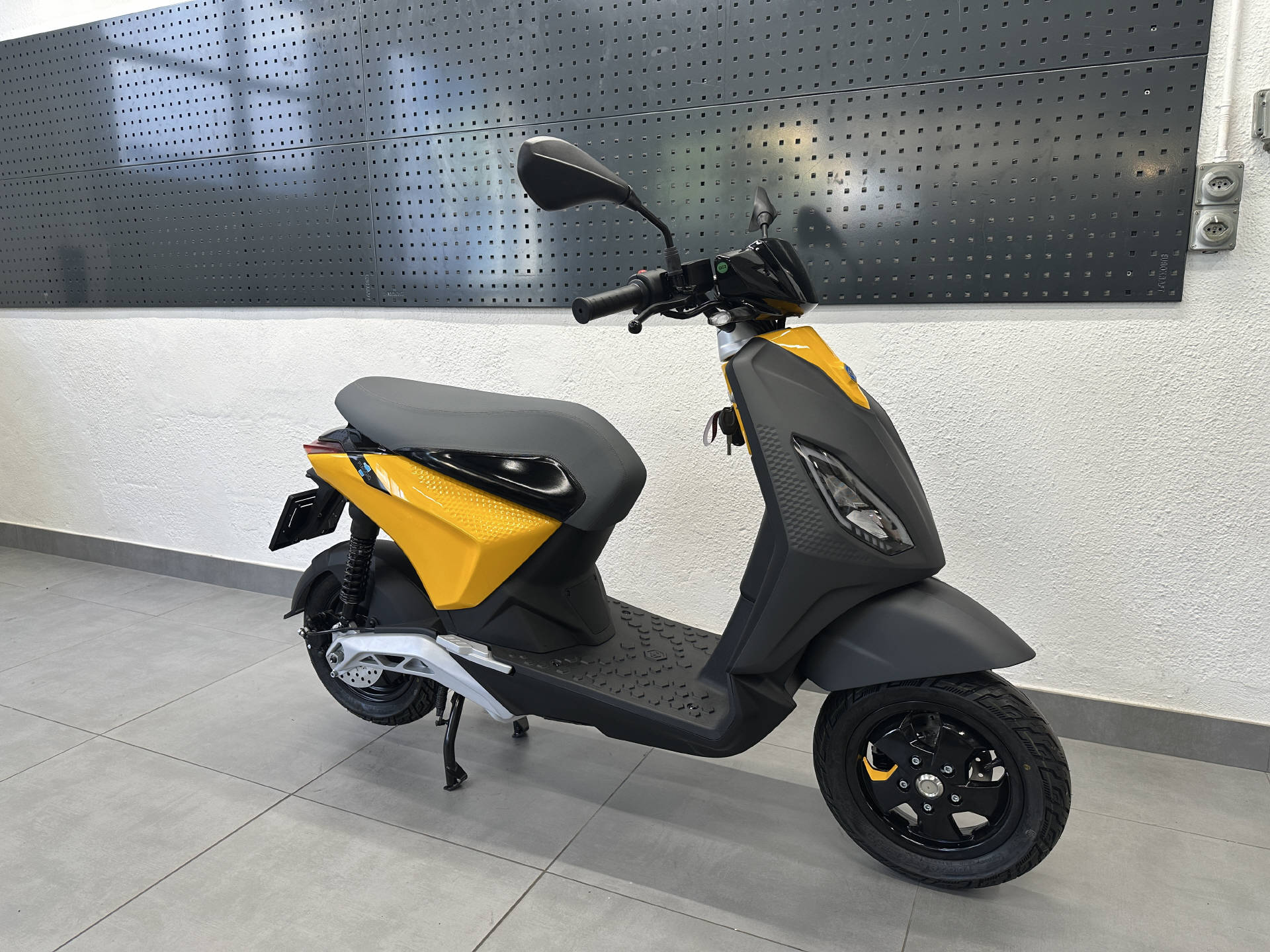 PIAGGIO 1 Active | Neu | Elektro Roller | Garantie-showroom-element-1