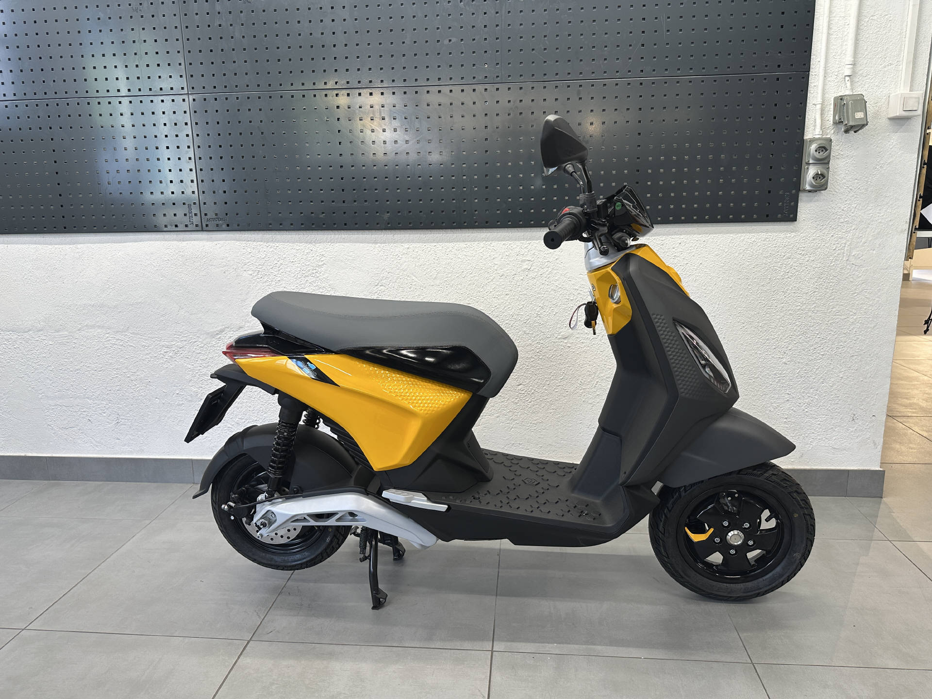 PIAGGIO 1 Active | Neu | Elektro Roller | Garantie-showroom-element-3