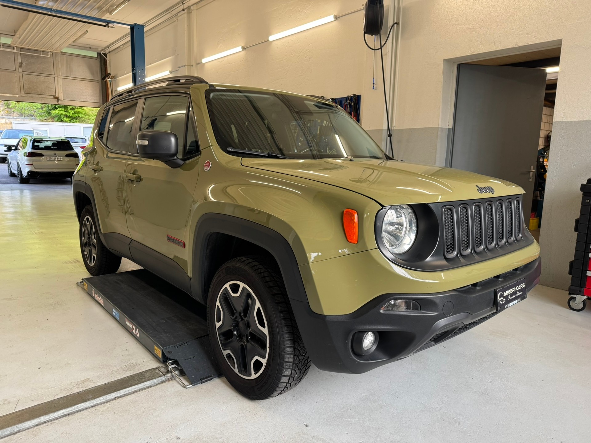 JEEP Renegade 2.0 CRD Trailhawk AWD + Low Range 9ATX-showroom-element-2