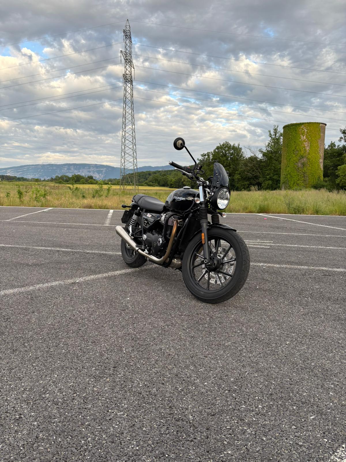 TRIUMPH Street Twin 900 Special Edition-image-2