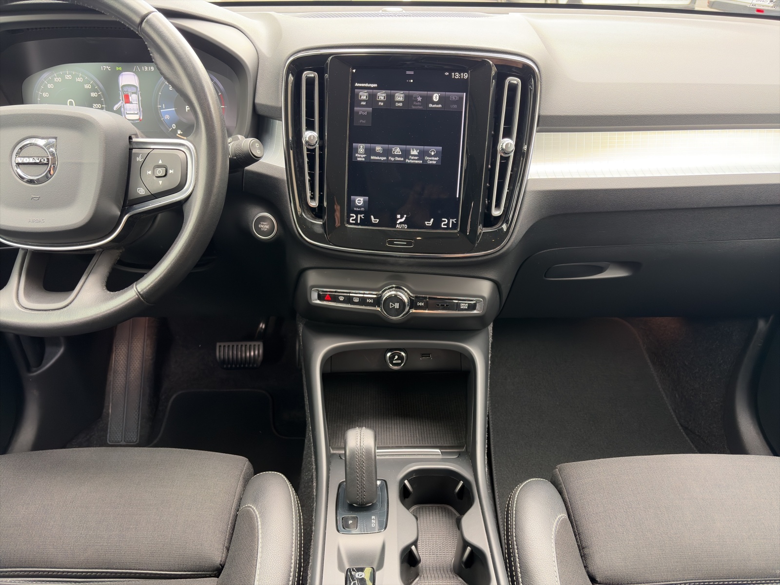 VOLVO XC40 2.0 D4 Momentum AWD-image-10