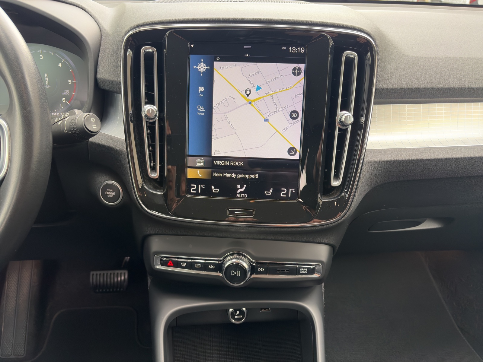 VOLVO XC40 2.0 D4 Momentum AWD-image-13