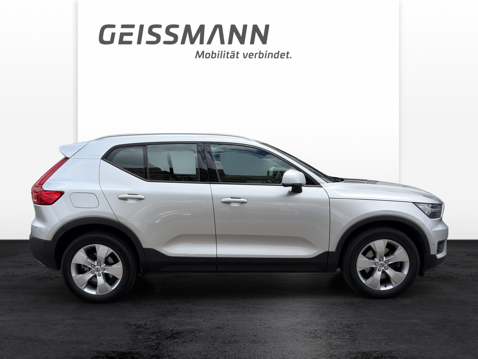 VOLVO XC40 2.0 D4 Momentum AWD-showroom-element-3