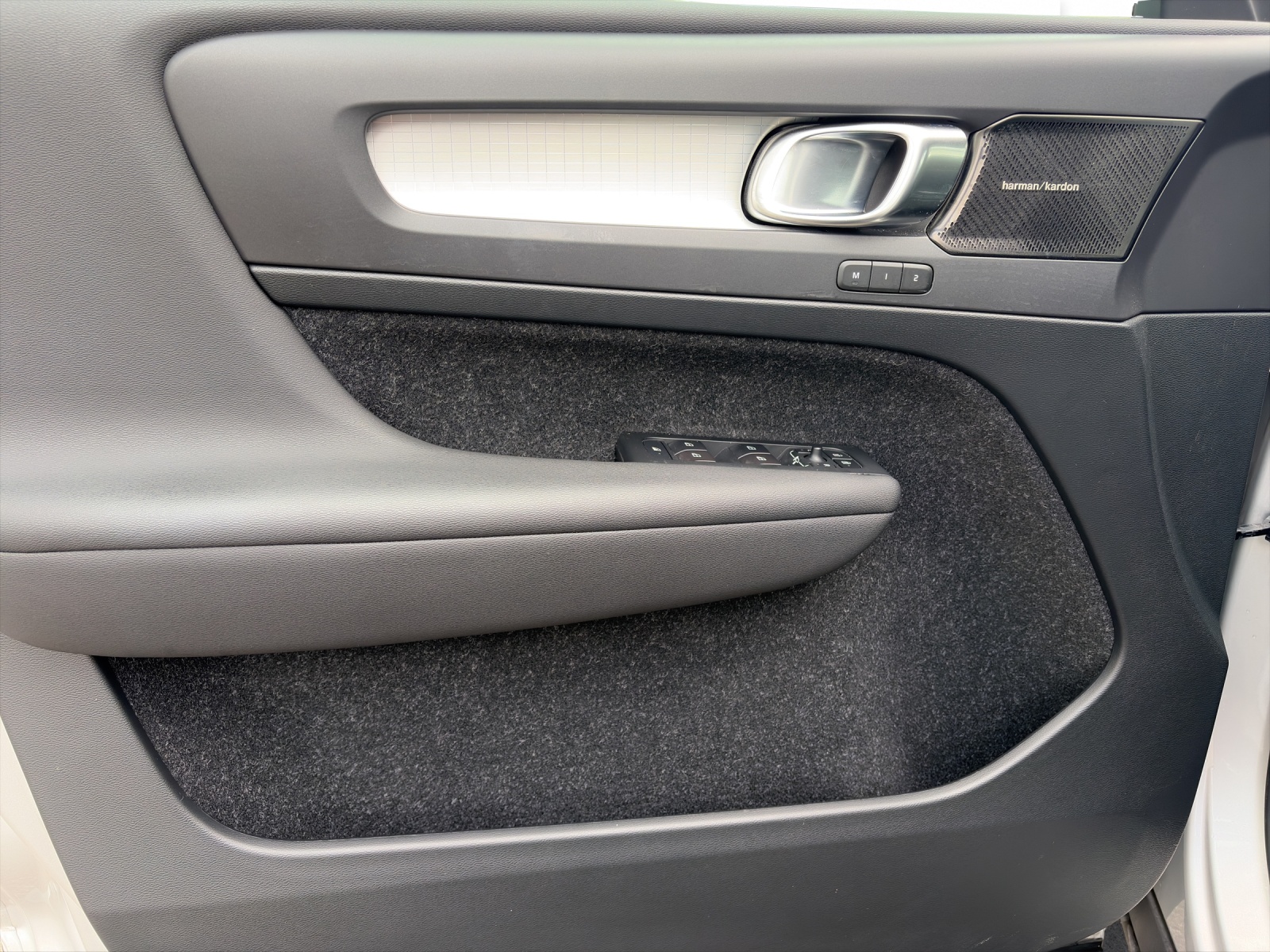 VOLVO XC40 2.0 D4 Momentum AWD-image-14