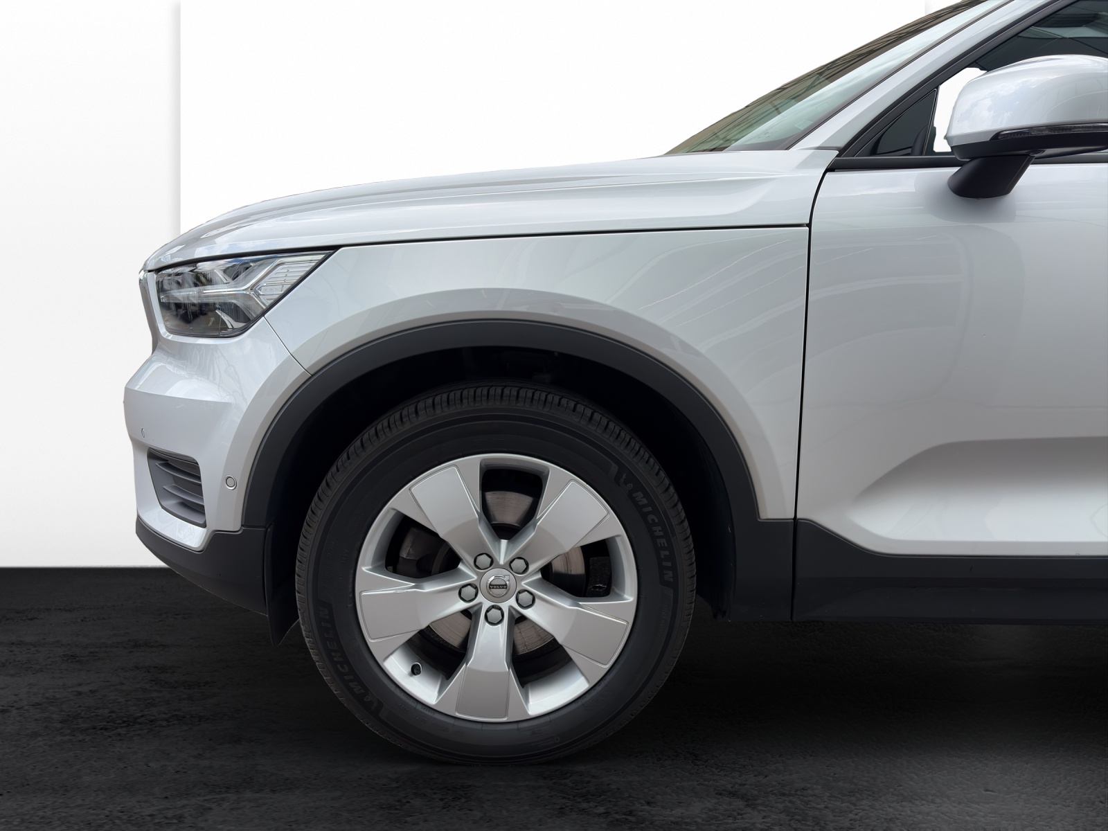VOLVO XC40 2.0 D4 Momentum AWD-image-19
