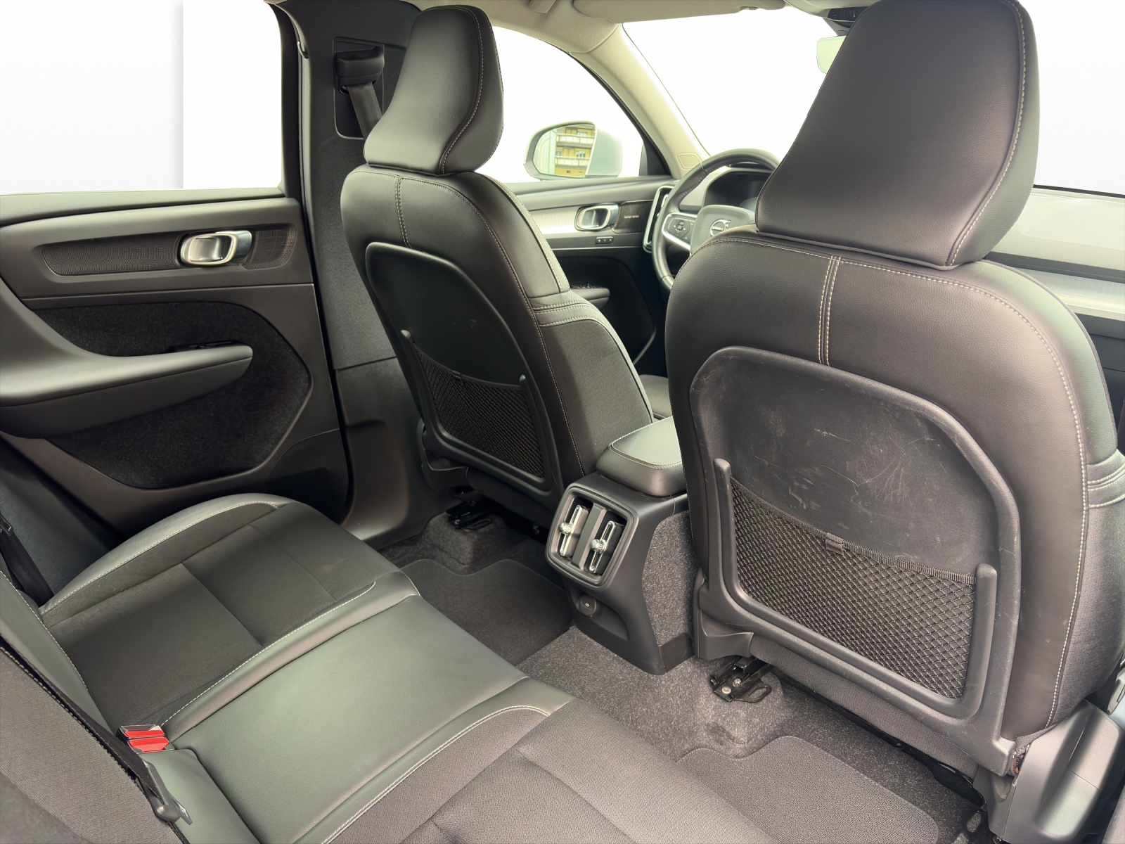 VOLVO XC40 2.0 D4 Momentum AWD-image-16