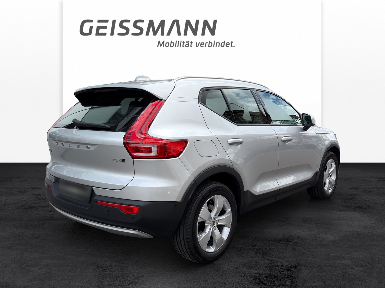 VOLVO XC40 2.0 D4 Momentum AWD-image-5