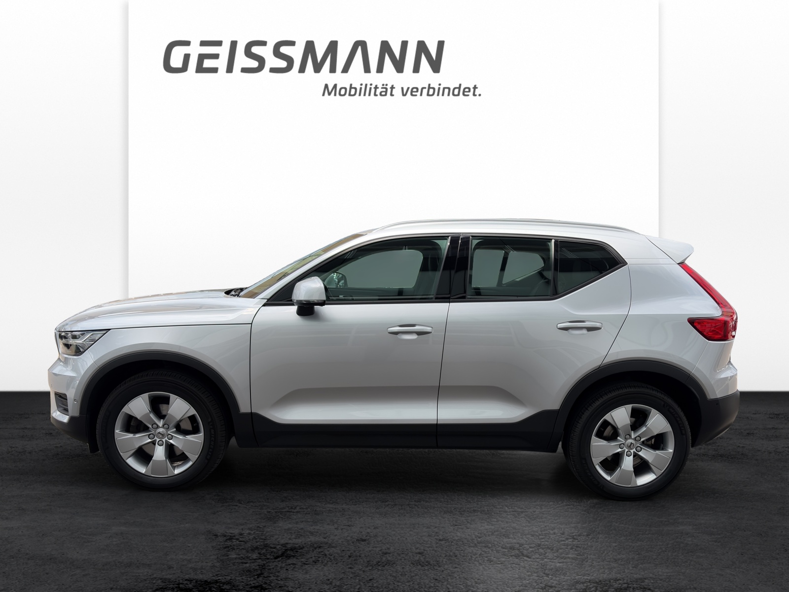 VOLVO XC40 2.0 D4 Momentum AWD-showroom-element-2