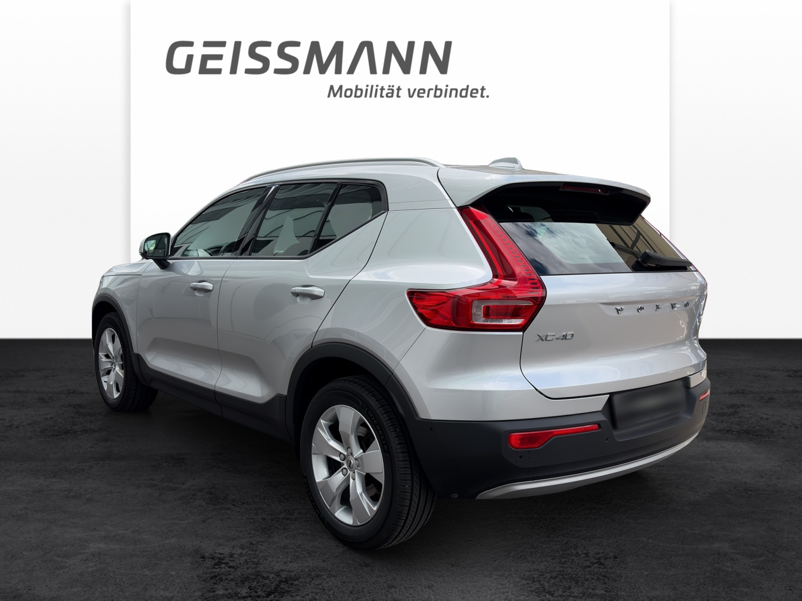 VOLVO XC40 2.0 D4 Momentum AWD-image-4