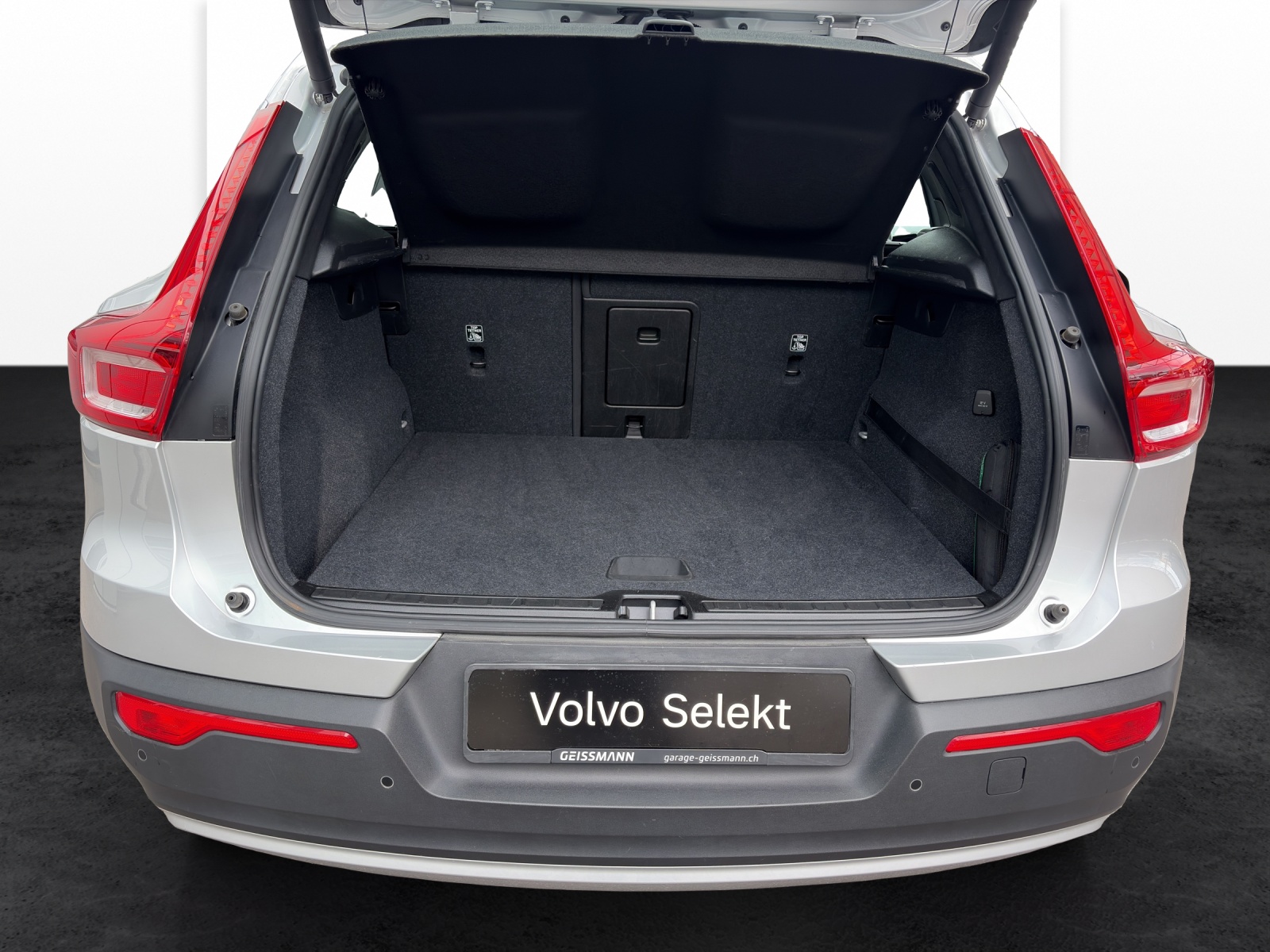 VOLVO XC40 2.0 D4 Momentum AWD-image-18