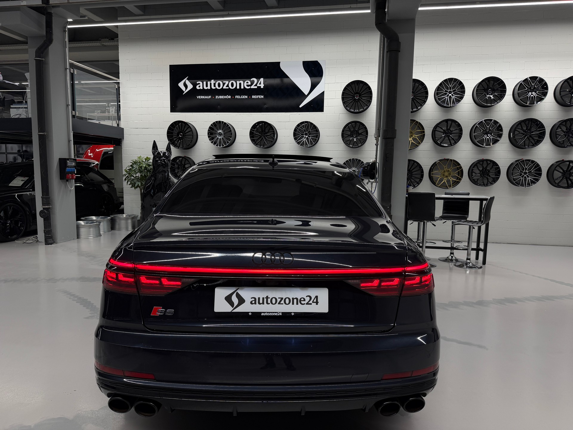 AUDI S8 4.0 V8 TFSI quattro T-Tronic *Top Ausstattung*Lückenlose Servicehistorie bei Audi*Frisch MFK*-showroom-element-2